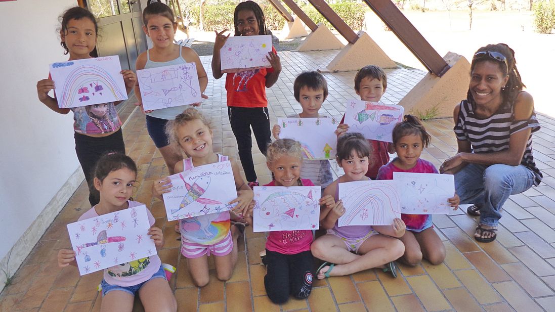 Les enfants ont réalisé des panneaux et des dessins destinés à décorer la salle,  sur le thème du cirque.