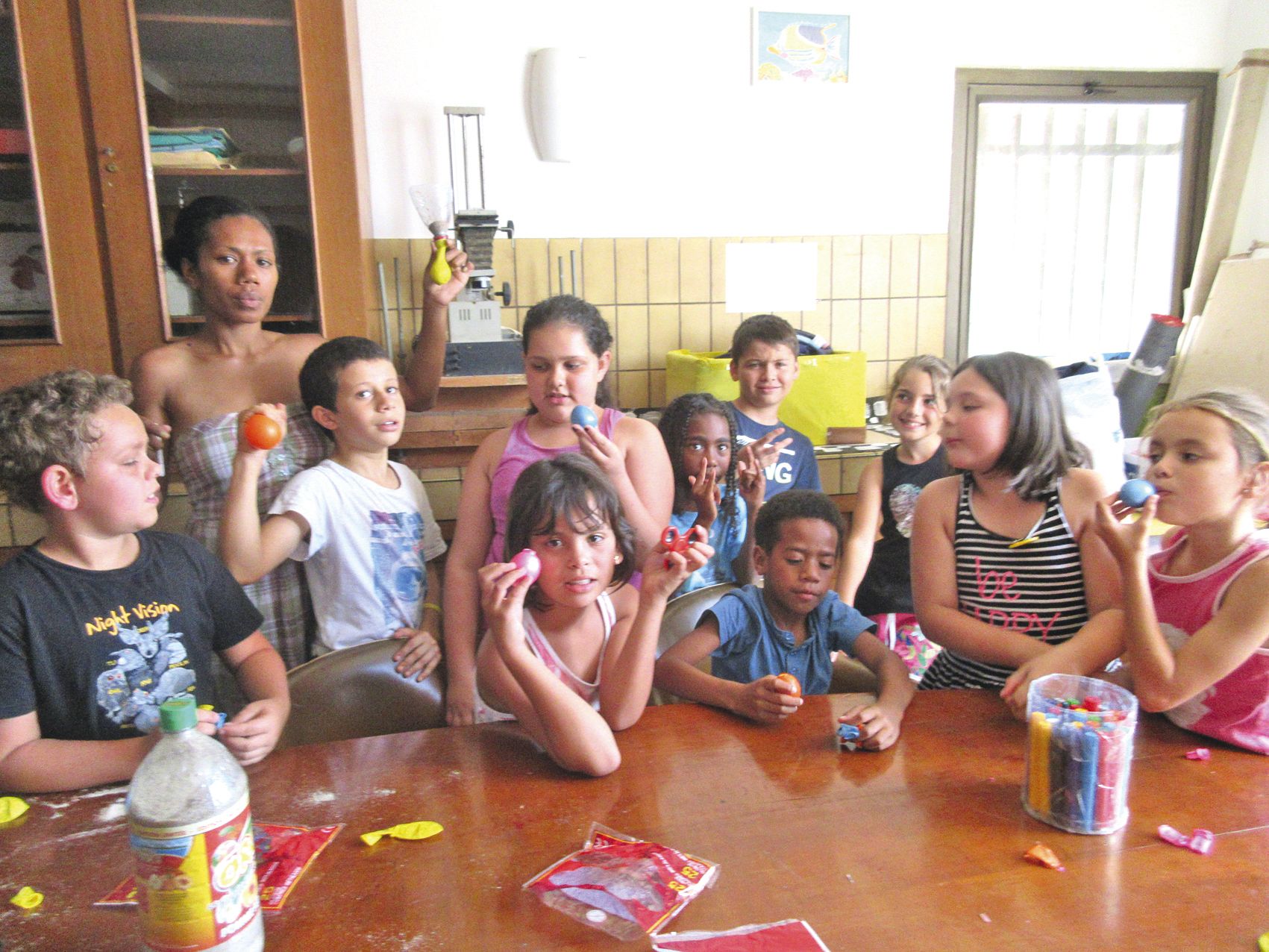 Sous l’œil attentif de Brenda, l’animatrice, les enfants ont réalisé des balles de jonglageen atelier pratique, avec des ballons à air et du sable qu’ils ont rapporté de Ouano.