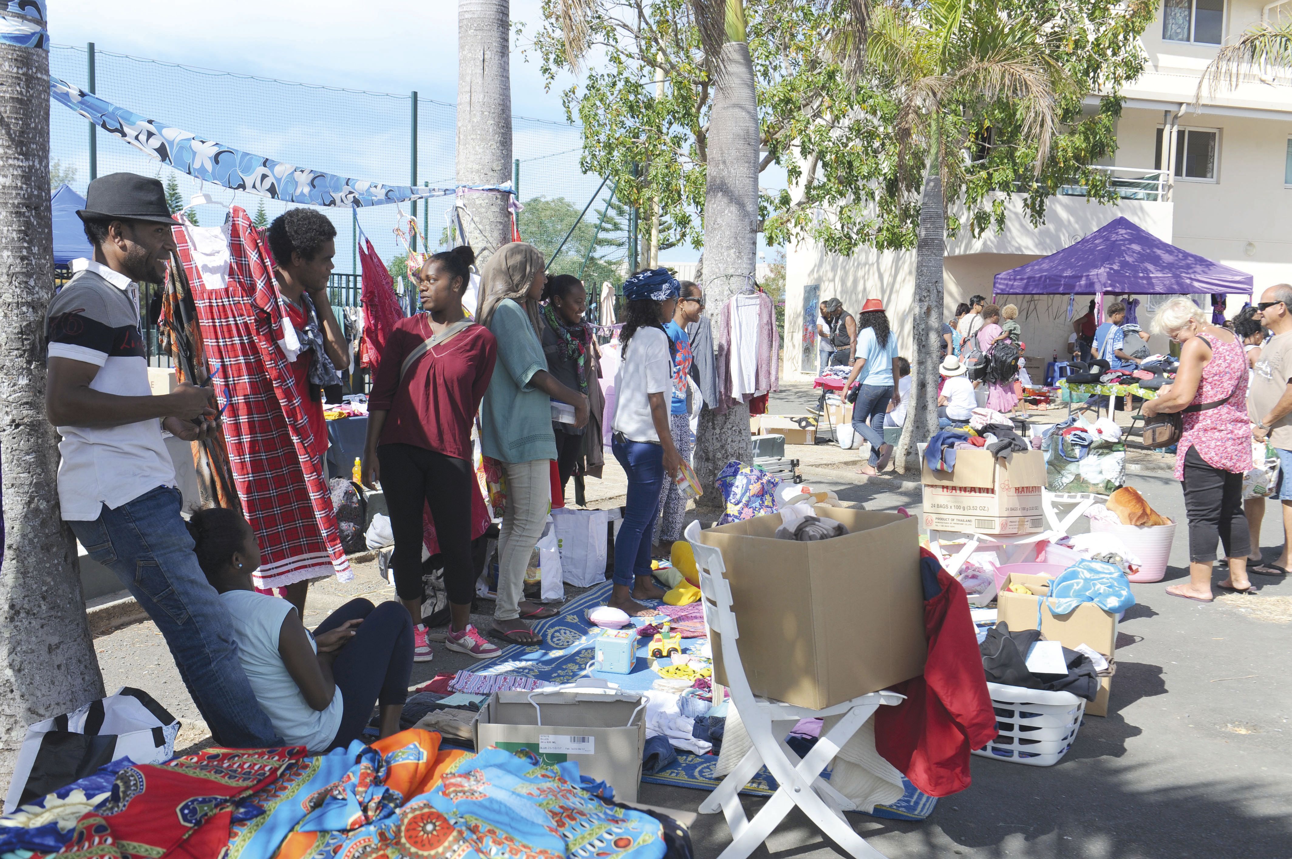 Samedi, le grand vide-placards solidaire organisé par l’association Les Villages de  Magenta a pris ses quartiers toute la matinée devant l’école Albert-Perraud, à Magenta-aérodrome. Les fonds récoltés financeront des bons vacances pour les enfants et des