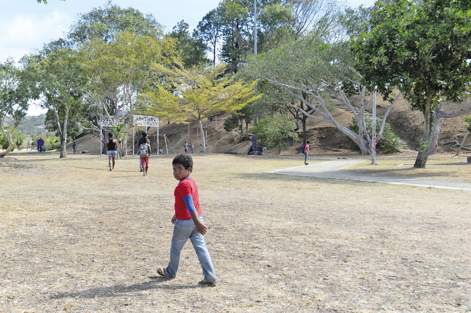 Pour les professionnels des espaces verts aussi, les temps sont durs. Leur rémunération dépend du nombre de passages effectués dans les espaces publics, comme ici au parc de Rivière-Salée. Or, en ce moment, l’herbe ne repousse pas.