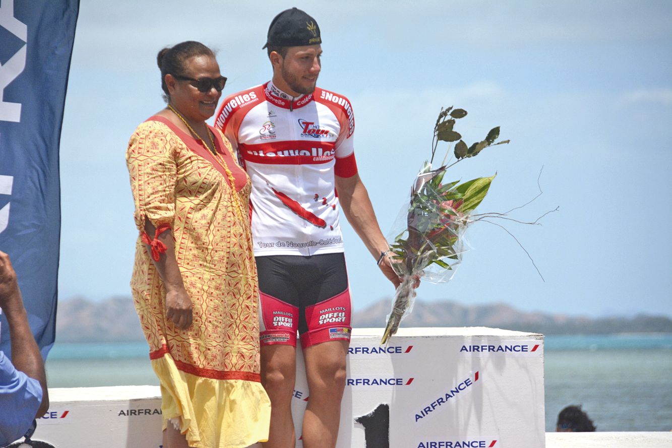 Il a perdu son maillot jaune pour 46 secondes, mais garde une tunique distinctive. En tant que meilleur jeune de moins de 23 ans,  Mathieu Urbain (Champagne Charlott\') a récupéré le maillot blanc des Nouvelles calédoniennes. Une première place du classem