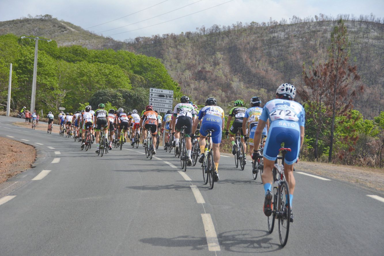 Les stigmates des récents incendies sont bien  visibles sur le passage du peloton. Que ce soit  à Koumac (photo) ou sur le nord de la côte Est, ce sont des reliefs calcinés qui s\'offrent aux coureurs.