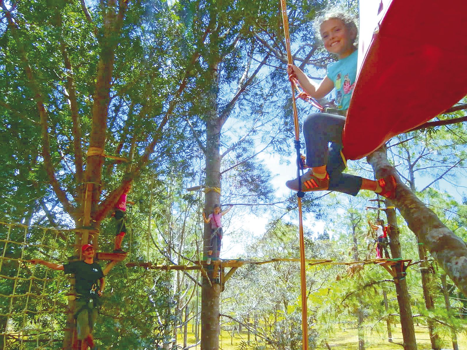 Au Camp des Kaoris, dans le parc de la Rivière Bleue, les petits aventuriers d’Escal’Aventure ont exploré la rivière en kayak, les chemins à vélo et se sont promenés d’arbre en arbre.