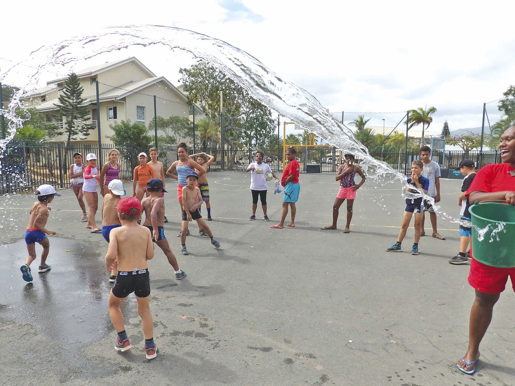 Jeux d’eau avec l’association des Villages de Magenta qui était comme d’habitude basée à l’école Perraud. Soixante  enfants, âgés de 3 à 13 ans, ont profité des températures élevées pour enfiler les maillots de bain et s’asperger d’eau.