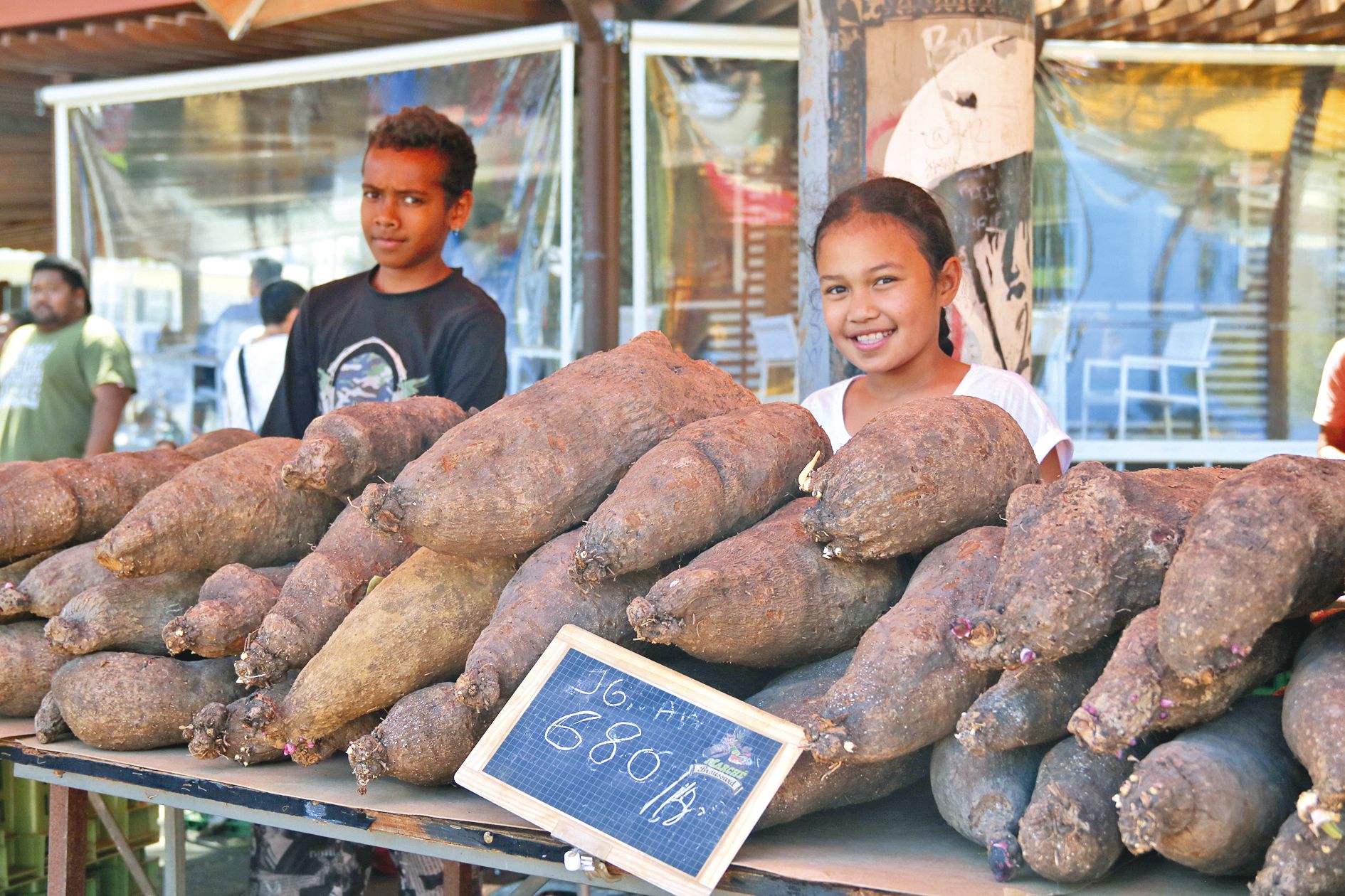 Qui dit tradition, dit ignames. Les beaux tubercules importés de Maré par Joanes Kugogne donnaient fière allure à son stand, sur lequel se trouvaient également taros et waleïs.