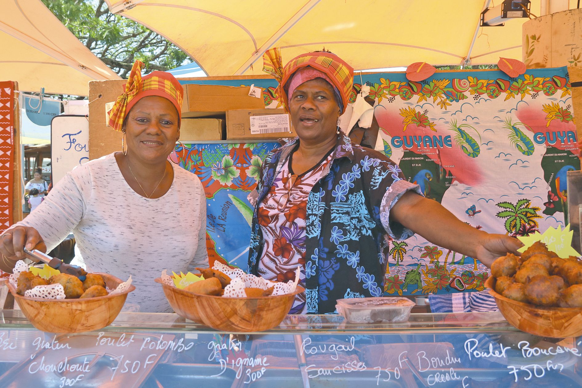 Madras et spécialités culinaires rendaient bien visibles, hier, la dizaine de stands dédiés aux Caraïbes. Suzanne et Eveline, du restaurant Fout sa bon, avaient préparé acras, massalé de cabri, poulet boucané, etc. afin d’initier les visiteurs.