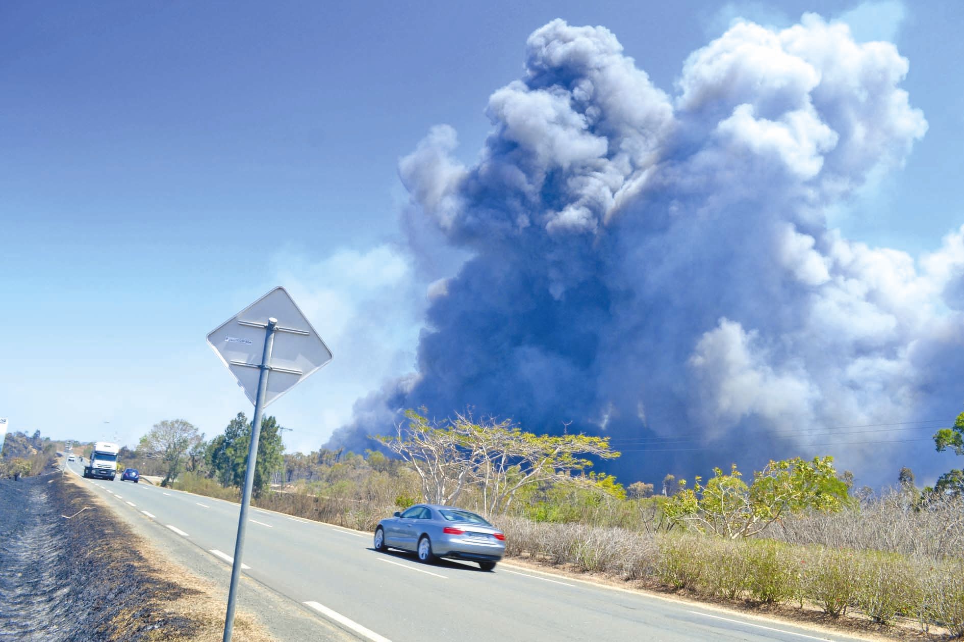 Hier, vers 13 heures, un incendie au bord de la RT1, dans le secteur du Quai-Manto a de nouveau frôlé dangereusement l’axe routier et perturbé la circulation. Certaines habitations étaient de nouveau menacées.