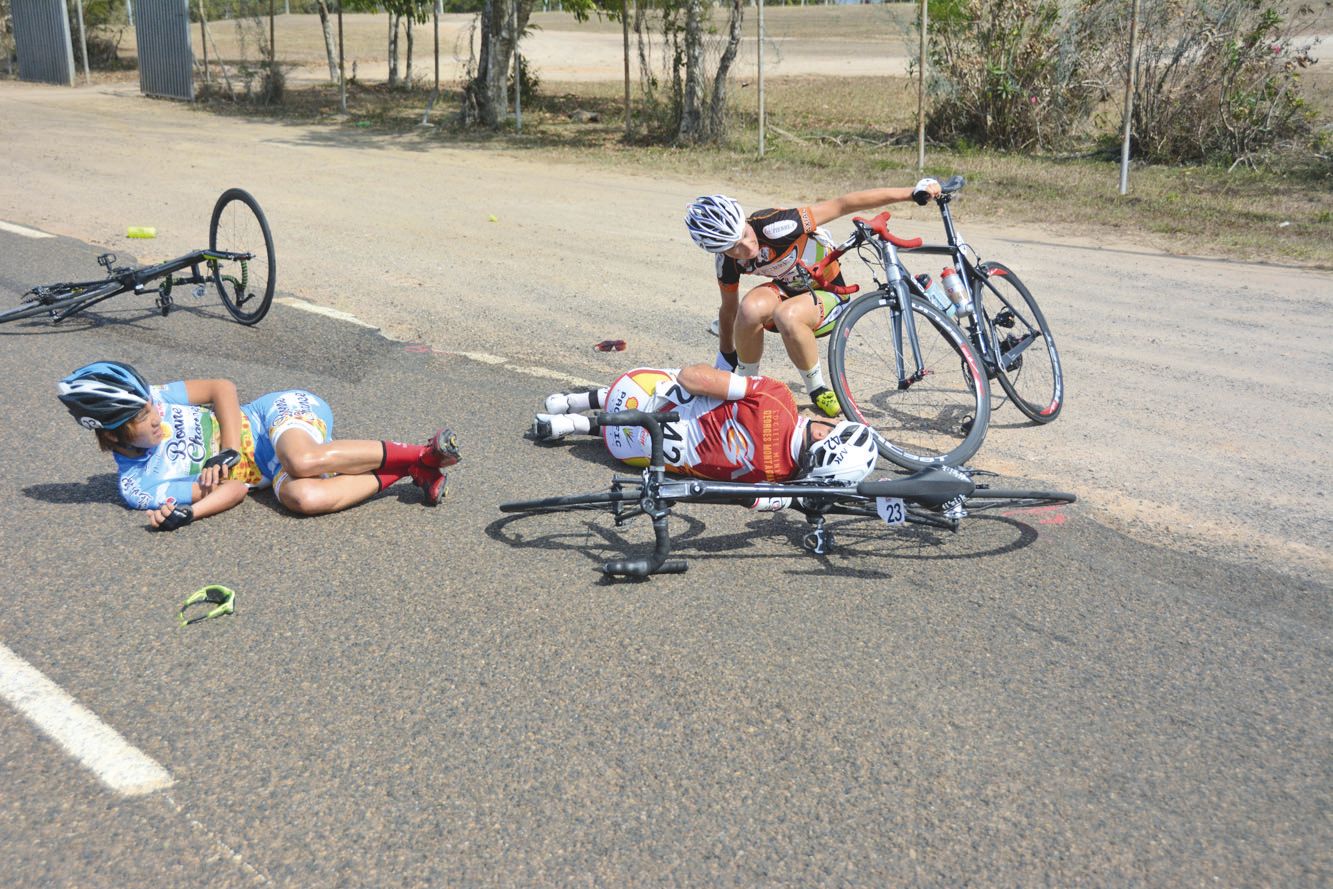 Ludovic Nadon (au centre) a été contraint à l’abandon après une chute peu après le départ de la 5e étape entre Kaala-Gomen et Poum.