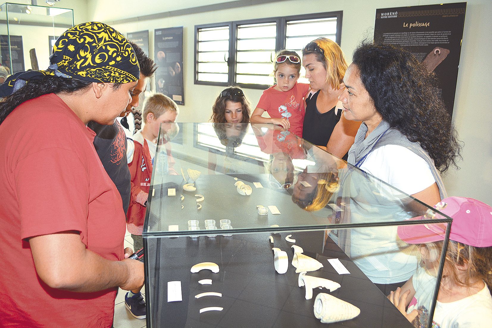 Après les avoir conduits sur le chantier de fouille, Malia Terebo (à droite), de la direction de la culture de la province en charge d’études secteur d’archéologie de Déva, a emmené le public à la maison de Déva pour qu’il puisse aussi découvrir l’exposit