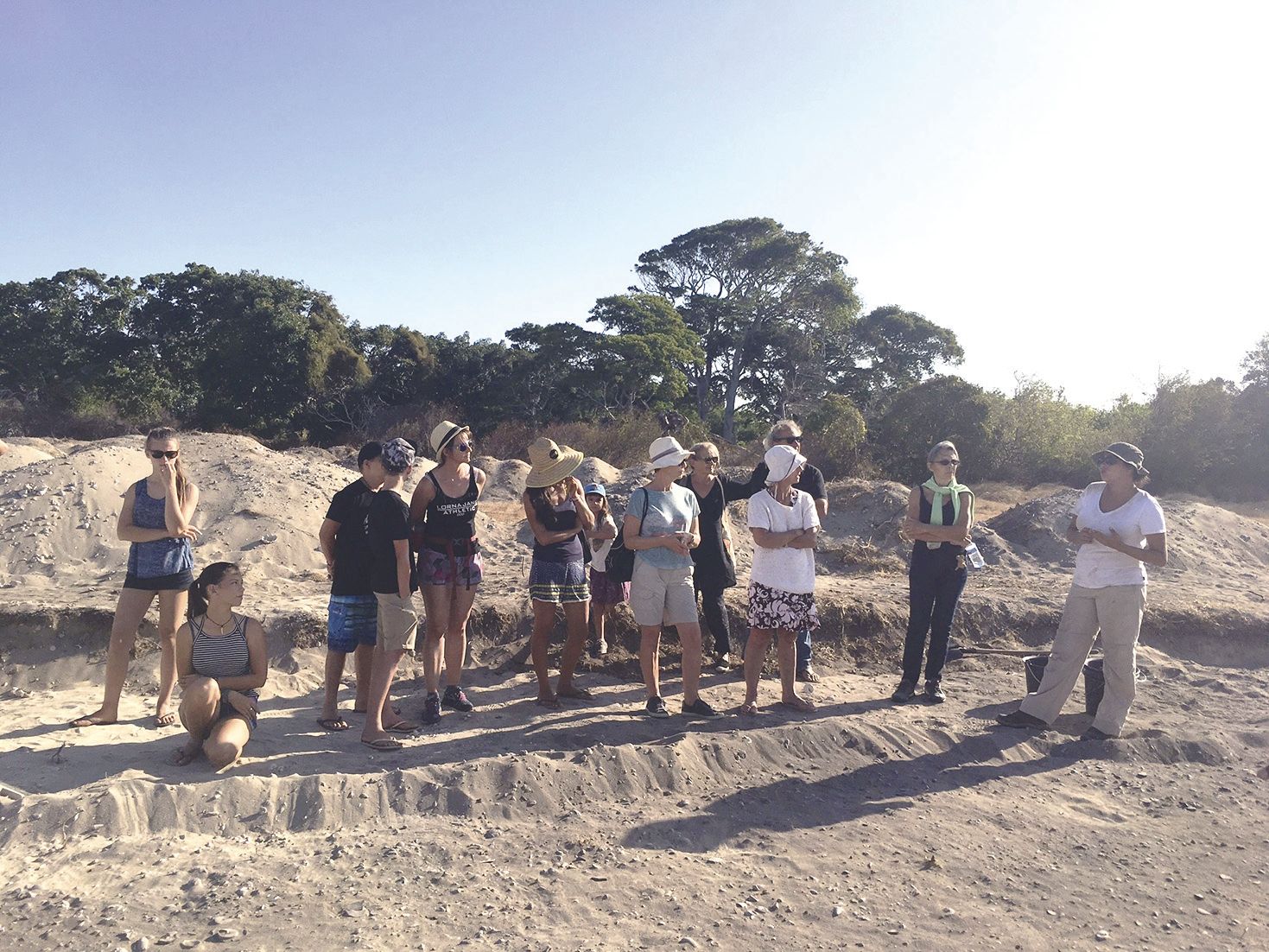 Le public n’a pas boudé l’invitation de la province Sud à venir explorer le plus grand chantier archéologique du pays. Stéphanie Domergue (à droite) s’est évertuée à expliquer à ce groupe d’adultes l’importance de l’archéologie préventive. « Les objets dé