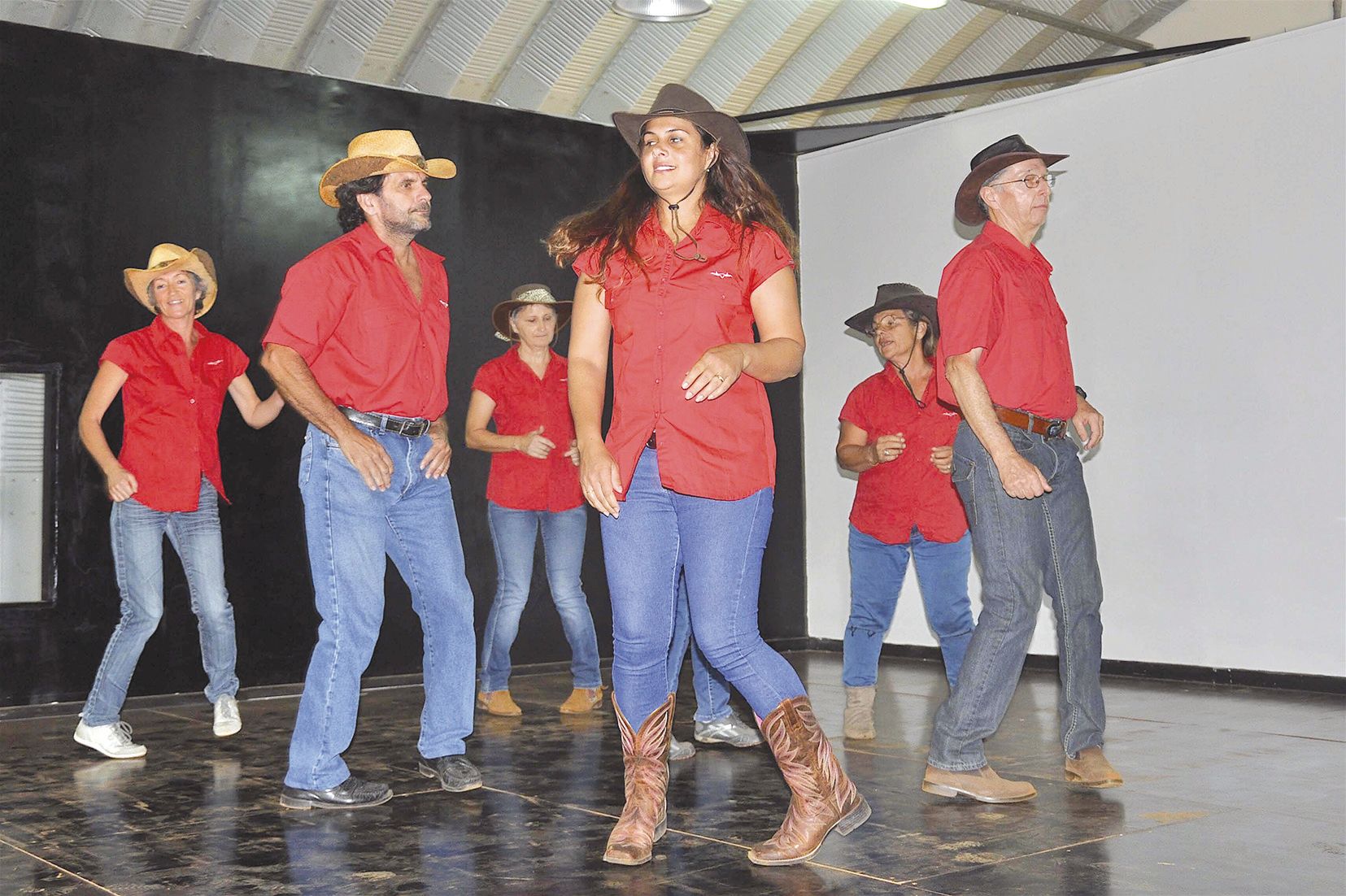 Le public, rassemblé dans le Club à l’heure du déjeuner, a pu s’évader de l’ambiance bretonne planant sur le Vieux Village et faire un petit tour dans les saloons du Far West avec la troupe de danse des Country Dancers de Koumac.