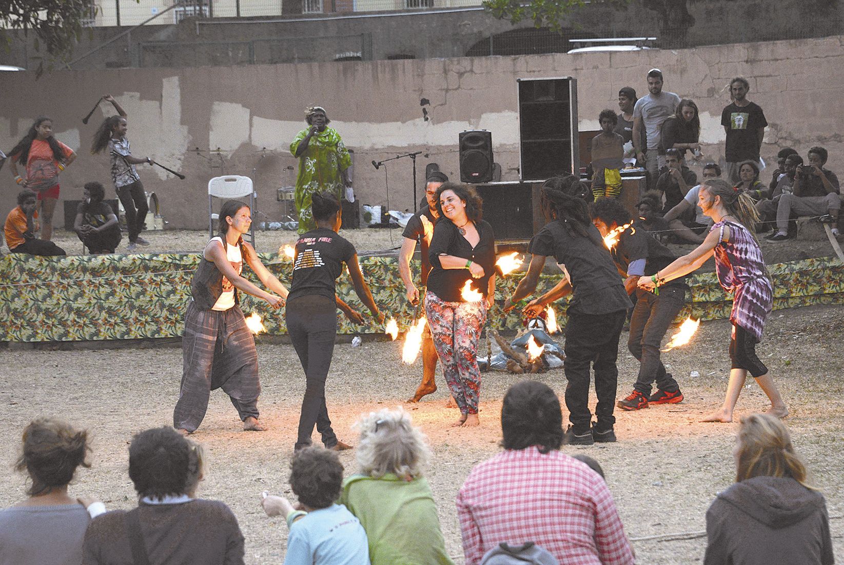 Point d’orgue du festival, la journée s’est conclue par un grand spectacle rassemblant les jongleurs de feux du collectif Art’i’Flam, les danseurs du Résurrection Crew et une vingtaine de groupes artistiques. Près de 150 artistes ont proposé des animations. Le soir venu, le festival a joué les prolongations au Bohême, avec un deuxième spectacle auquel a pris part la troupe vanuataise Vanua Fire.