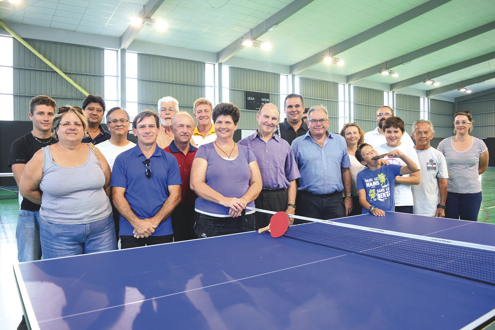 Patrice Ministral (en bleu) est entouré des deux autres membres du bureau et des présidents de clubs et de la Ligue de tennis de table.