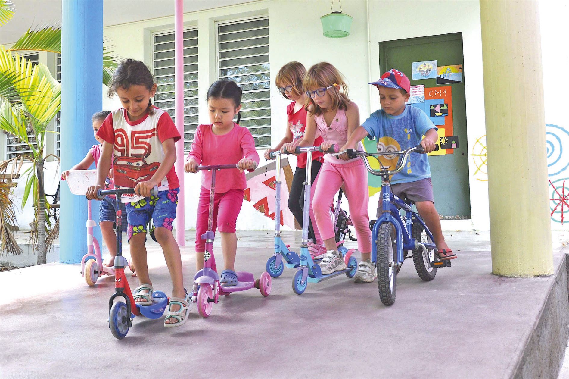 Le groupe des 3-6 ans a été initié à la conduite de la trottinette et du vélo sous les vérandas de l’école Charles-Mermoud alors que les grands faisaient du roller, du vélo ou du skate-board au skate-park du village.