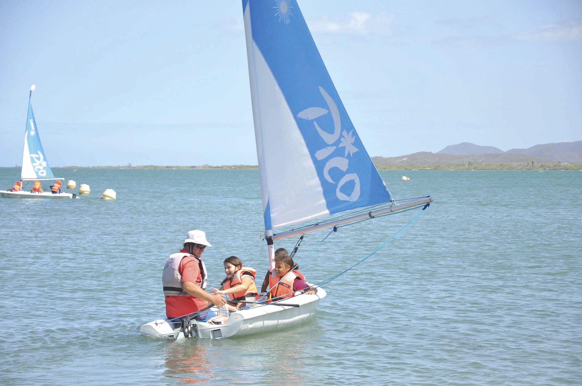 Xavier Vanni, éducateur sportif, option voile, auprès de l’association Les Toiles du Lagon, a proposé au groupe des grands des activités nautiques au travers d’ateliers tournants : kayak, joutes et balade en Laser Pico.