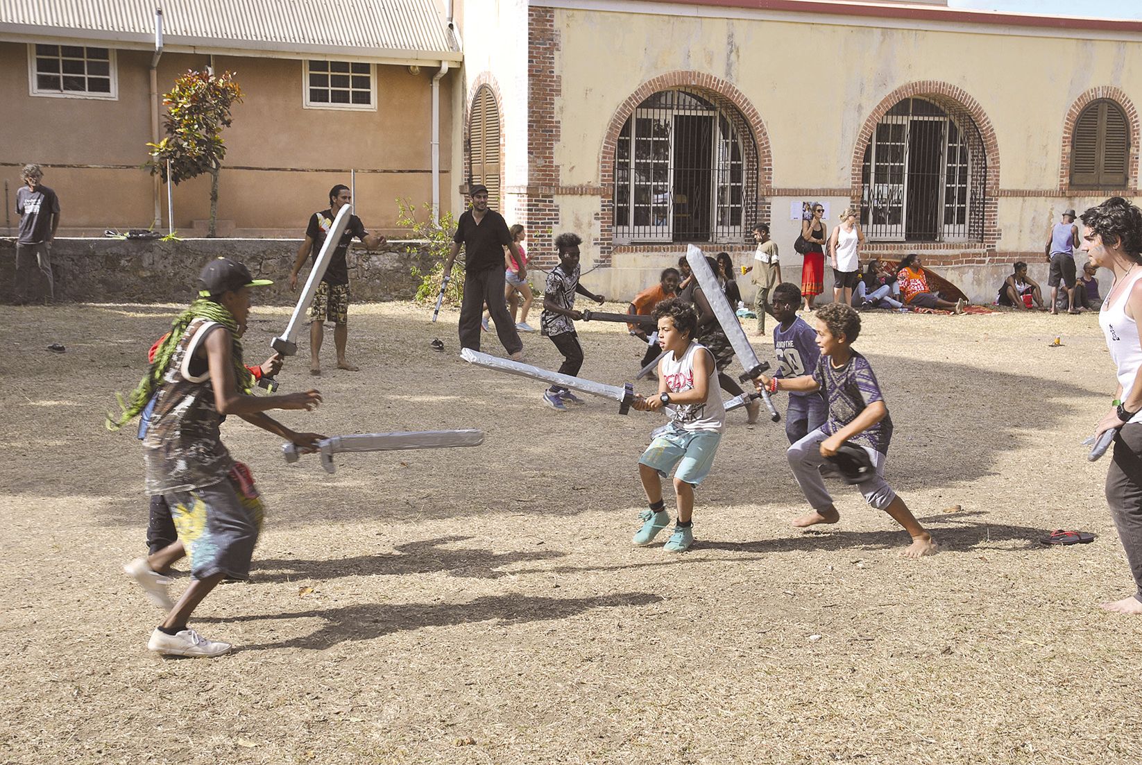 Entre les performances artistiques, des animations ont occupé les enfants, comme ici avec un mélange de jeu de vitesse, de chat et de combat d’épée. Slackline, échasses et yoga ont été proposés, en plus des stands de restauration et d’artisanat.