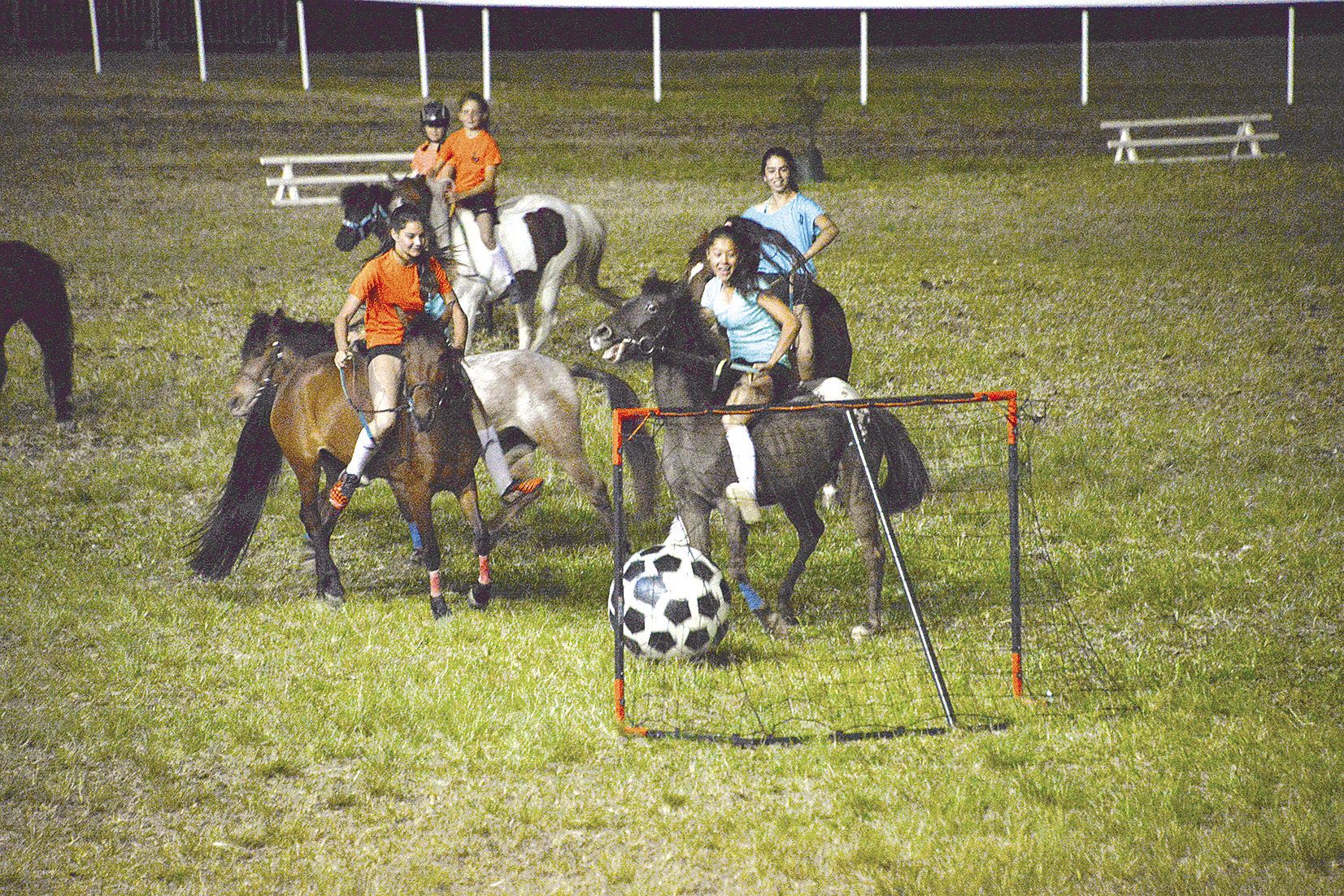 Moment décalé de la soirée, une partie de football à poney au cours de laquelle trois buts ont été inscrits.