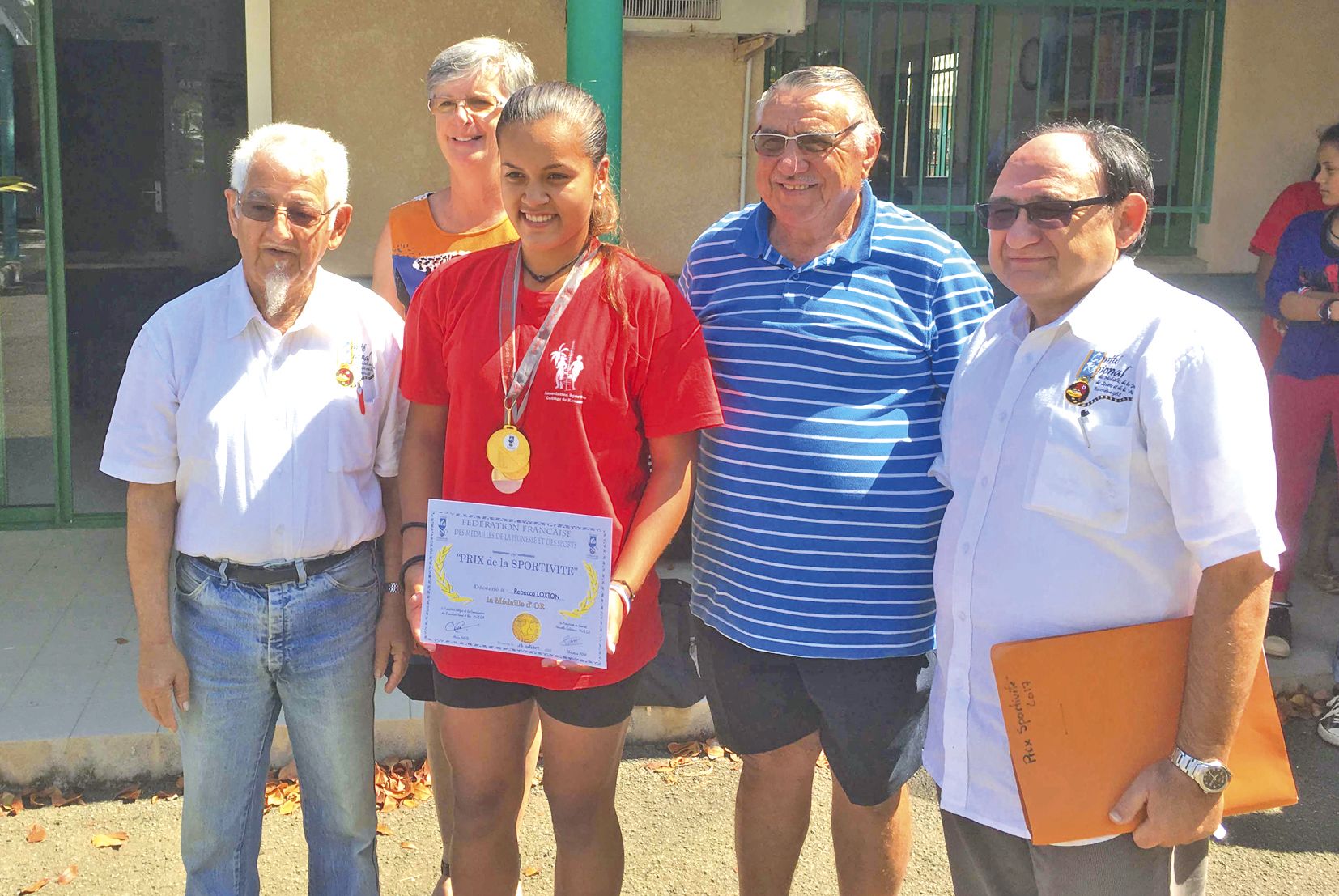 Rébecca Loxton a reçu des mains d’Alain Funel la médaille d’or du prix de la sportivité.