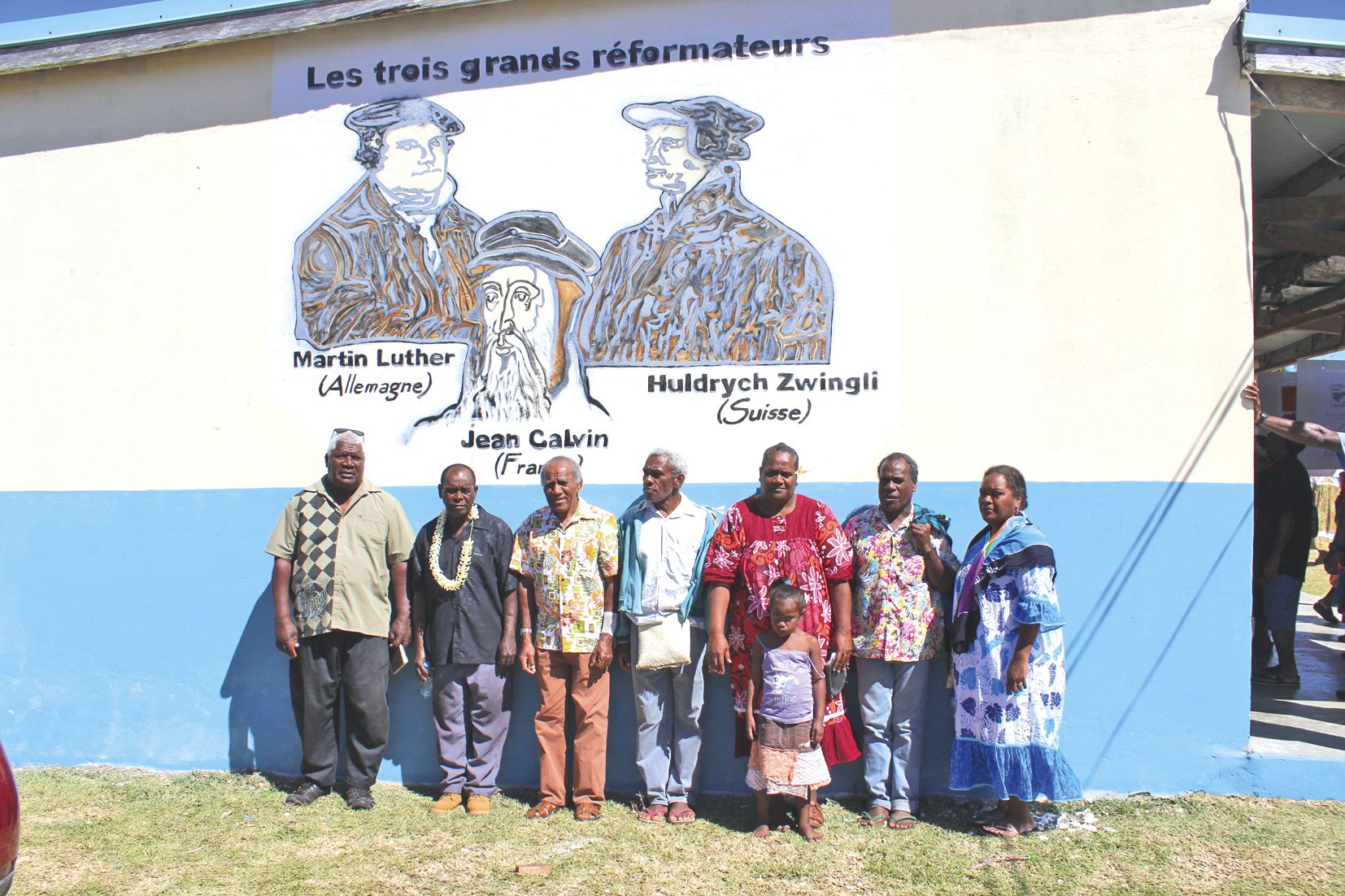 Les autorités coutumières et des responsables des églises sous la grande fresque peinte pour l’occasion par les élèves-pasteurs de Béthanie.