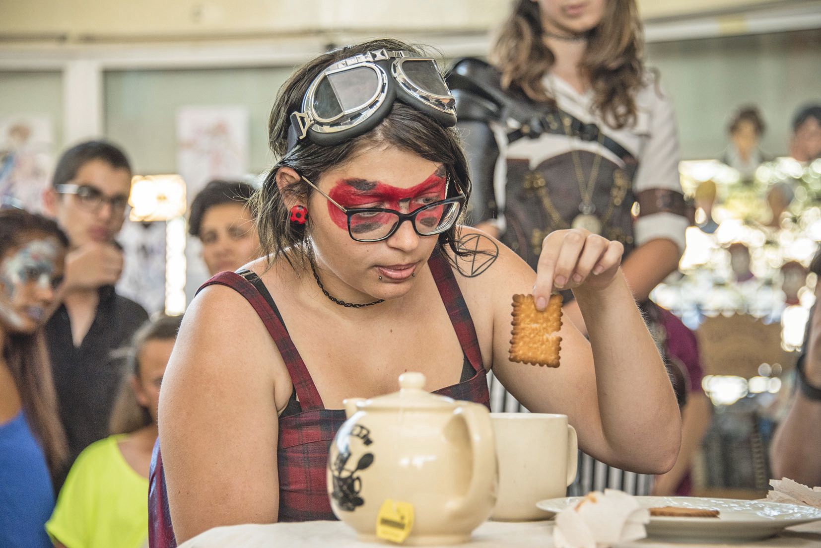 Le traditionnel concours de thé, où il s’agit de ne pas faire tomber le biscuit après l’avoir trempé dans le breuvage chaud.