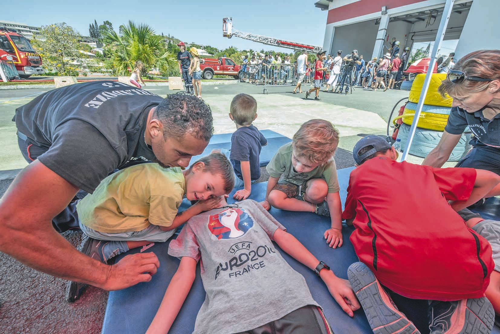 A l’atelier premiers secours, les enfants ont pu apprendre les bons gestes pour aider une personne qui fait un malaise, voir si elle respire et la mettre en position latérale de sécurité.