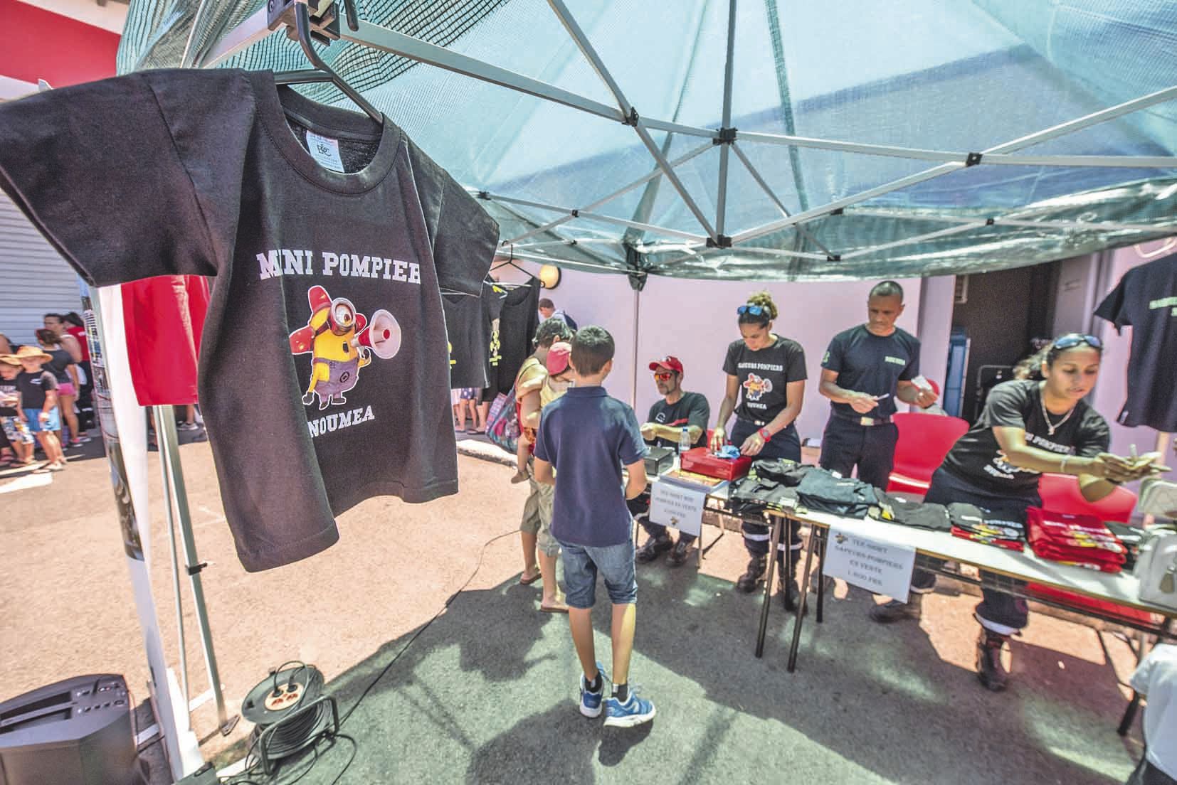 Pour les plus passionnés, des tee-shirts mini-pompier étaient en vente.