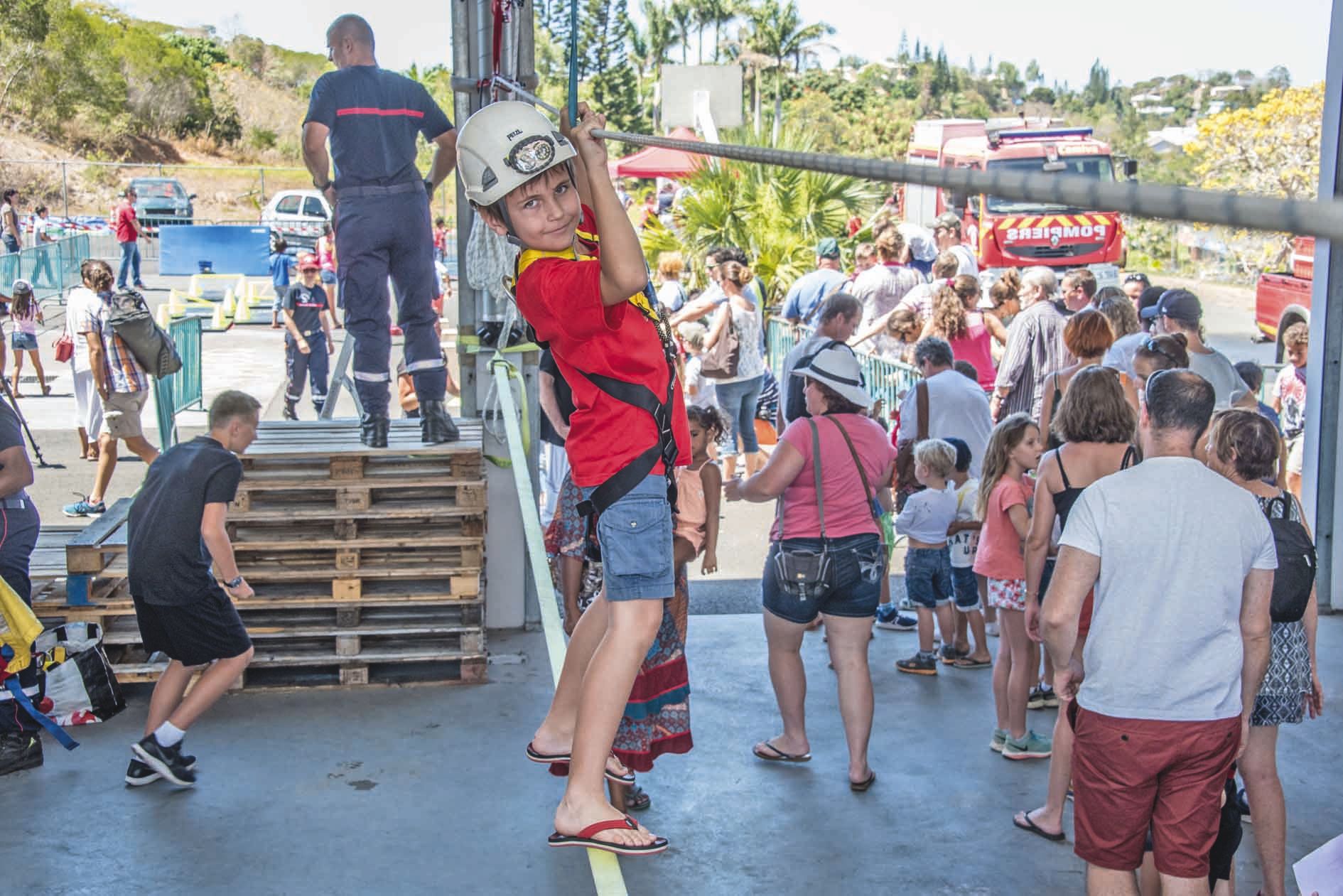 Gros succès pour le pont de singe, où les enfants doivent marcher sur une corde tendue au-dessus du sol. Par contre, il n’a pas été possible de tester la grande échelle, seulement exposée, puisqu’il fallait qu’elle puisse être utilisée en cas d’interventi