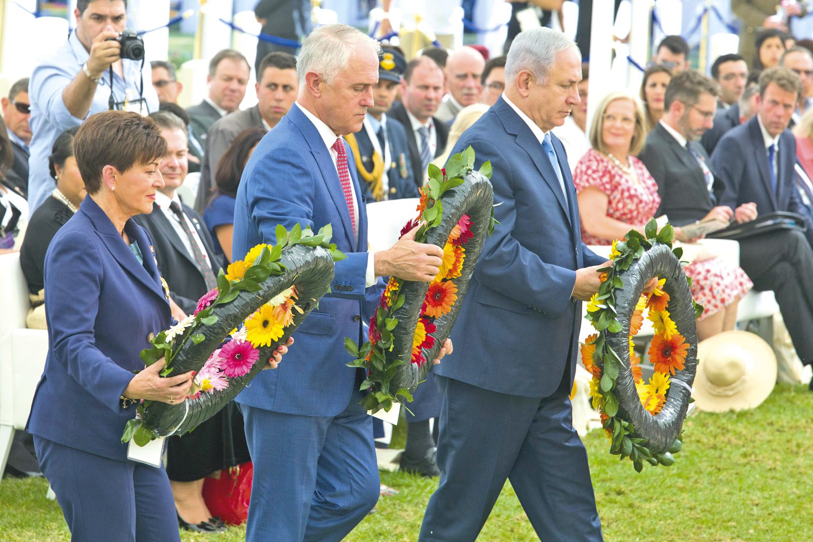 Le Premier ministre israélien Benjamin Netanyahu,le Premier ministre australien Malcolm Turnbull et le gouverneur général néo-zélandais Patsy Reddy ont déposédes couronnes au mémorial des soldats tombés lors de la bataille de Beer-Sheba le 31 octobre 1917