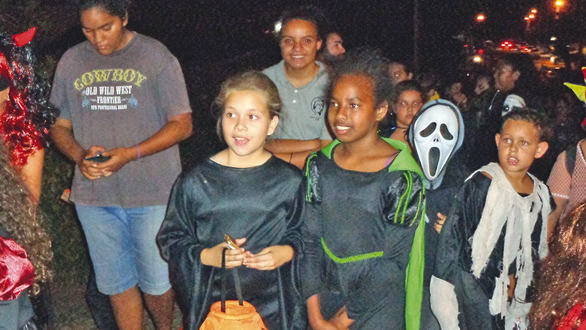 Le maquillage était de rigueur mardi lors de la tournée réalisée dans les rues du village. De maison en  maison, les sorcières et autres monstres ont réclamé des bonbons.