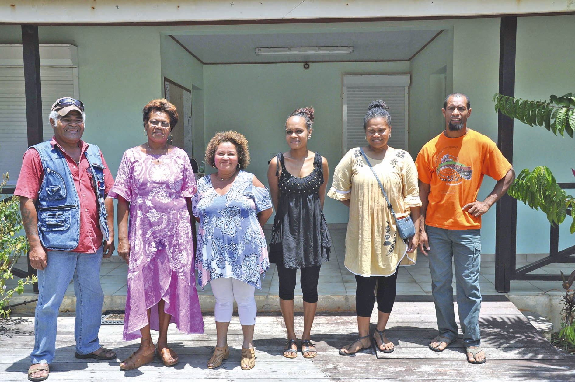 Le nouvel exécutif de gauche à droite : Mario Pebou-Hamène (maire) ; Marie-Claude Cana (1re adjointe), Chantal Song (2e), Franciane Ouahio (3e), Ursula Tchoéaoua (4e) et Yohann Schouene (5e).