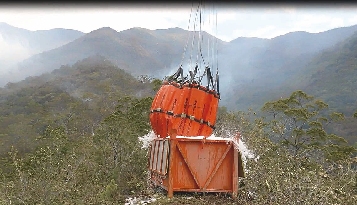 Les hélicoptères sont obligés de ravitailler les hommes  au sol pour combattre les flammes.