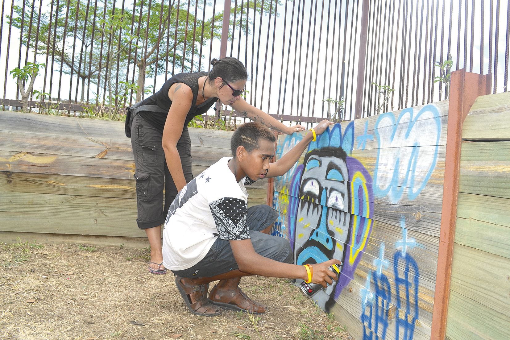 Amélie Soubrand, artiste plasticienne, proposait un atelier graff qui n’a pas désempli. Comme c’est le cas ici avec Pascal, 15 ans, qui ne boude pas son plaisir : « Ça fait du bien de pouvoir s’exprimer. Ça change des tags qu’on voit dans la rue. Ce que j