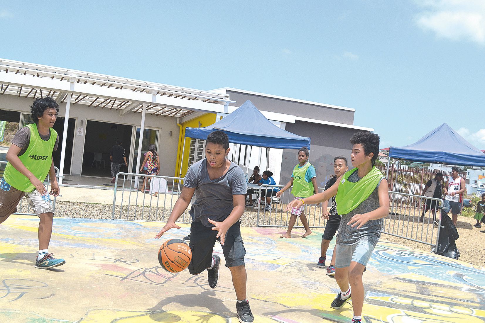 Anoa, 11 ans (au centre), de Takutéa, était ravi de montrer ses talents en street-basket. « C’est net ! C’est mon sport préféré mais d’habitude je m’entraîne tout seul. Là, on se connaît tous et on s’amuse ensemble. Je remercie vraiment les organisateurs 