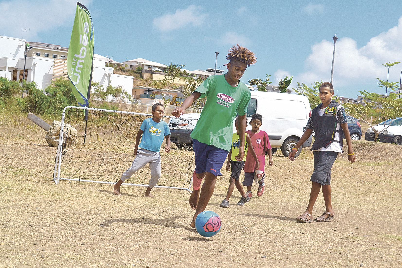 Incontournable de la journée : les matchs de street-foot qui ont réuni dans un esprit bon enfant les petits et les grands. Et même quelques adultes, venus spontanément apprendre quelques passements de jambes à leurs benjamins. Et par là même montrer qui r