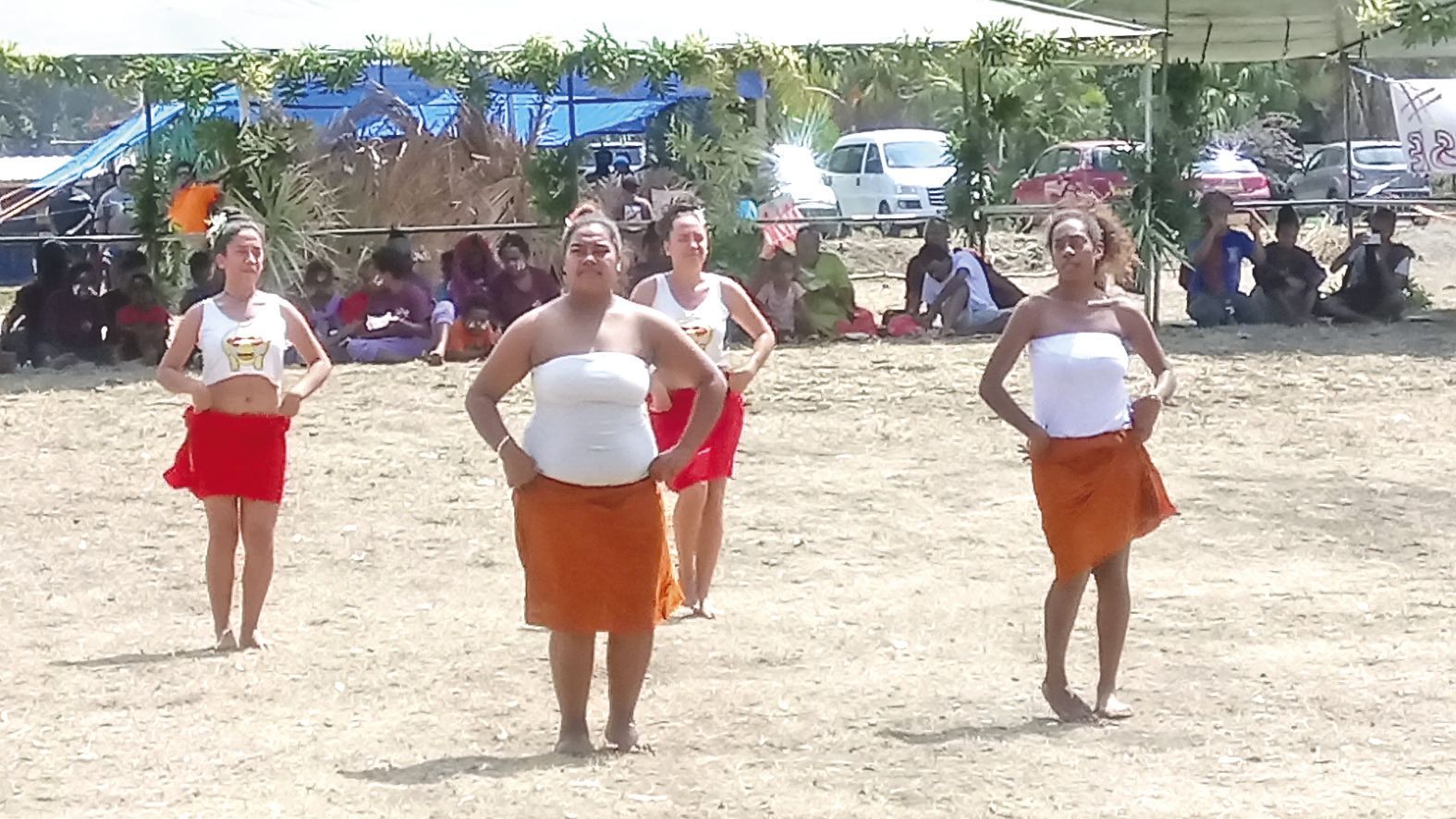 Les jeunes de Thio se sont impliqués dans l’événement, comme ces danseuses du quartier des Pétroglyphes.