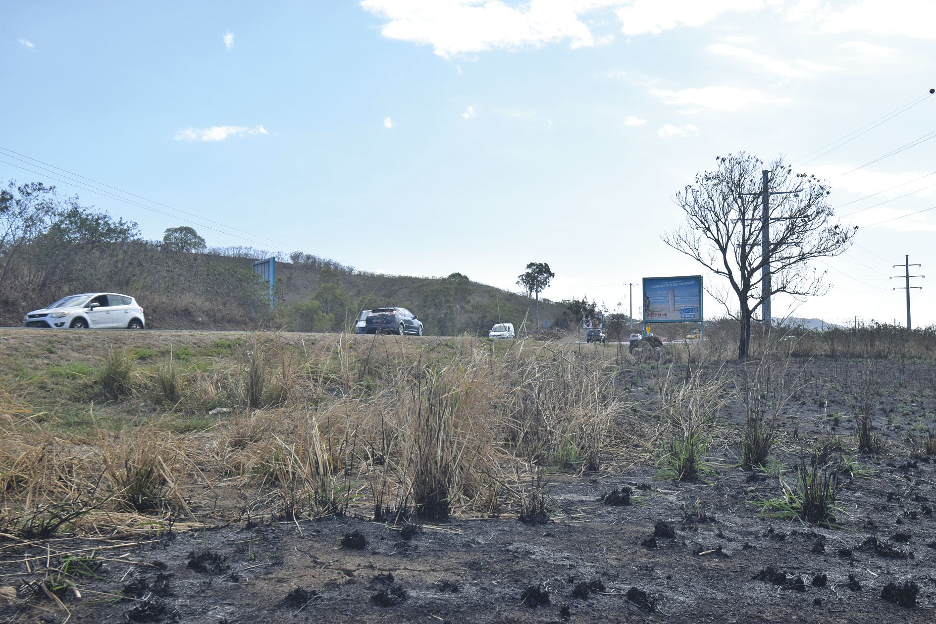 À Dumbéa, quelques départs de feu ont été recensés, comme ici à Normandie, près du centre commercial Kenu-In et du futur lotissement Entre-deux-Mers.