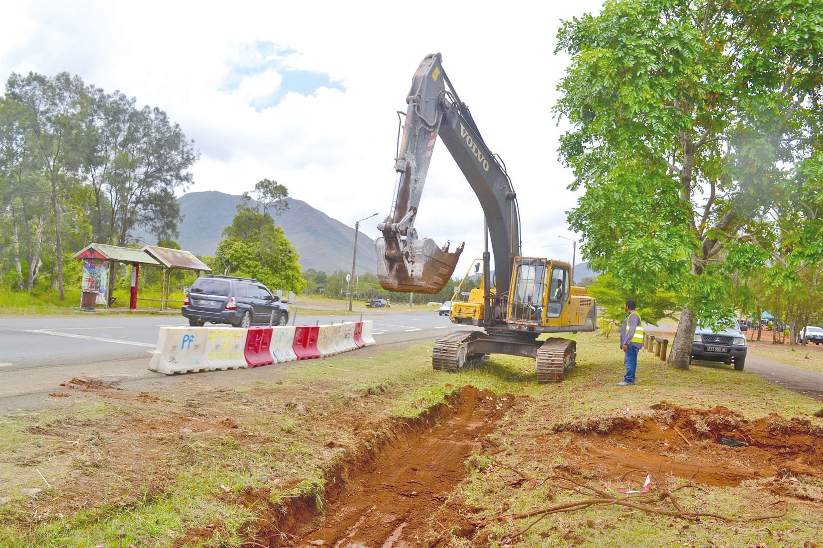 Le coût du chantier est partagé entre la ville, la province et le Syndicat mixte des transports urbains du Grand Nouméa.