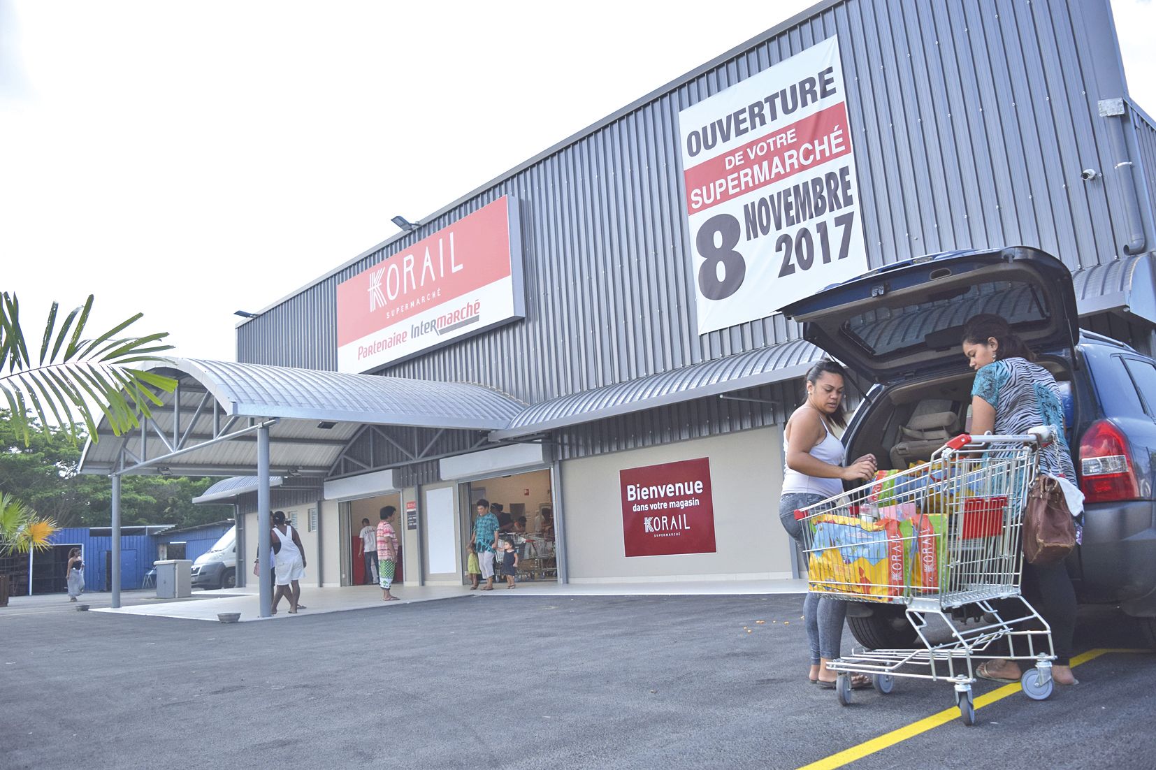 La zone commerciale a été baptisée Andrée-Abel, du nom de la grand-mère du propriétaire du magasin et de la quincaillerie.