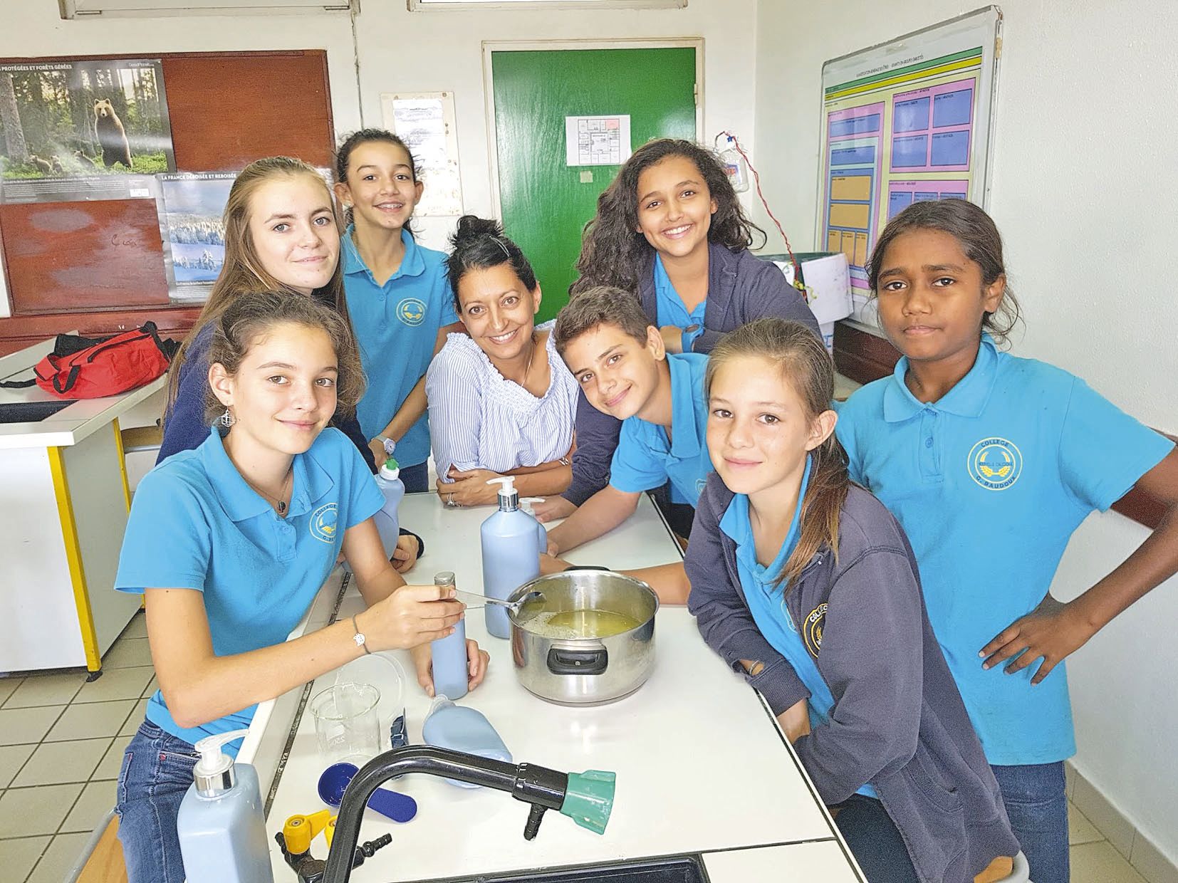 Le savon a été confectionné en salle de sciences à partir de paillettes de savon de Marseille, de vinaigre blanc, de bicarbonate de soude et d\'huile essentielle de lavande.