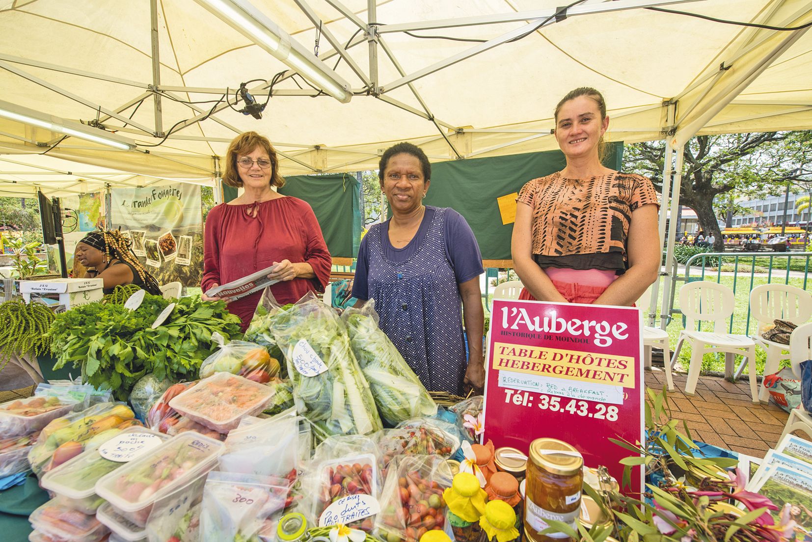 Marie-Jo (à gauche) et Yvana (au centre), de l’Auberge historique de Moindou, misent sur les produits de saison.