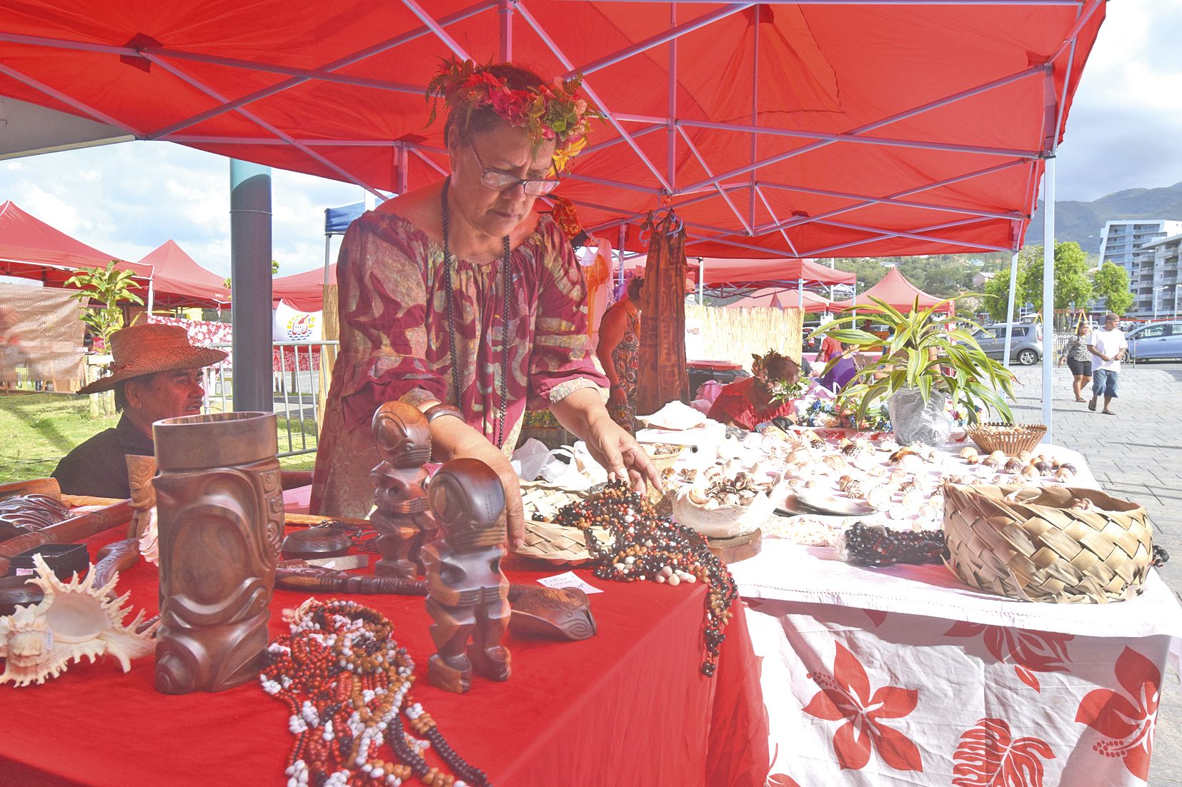 Au Mont-Dore, la Polynésie a débarqué au marché municipal de Boulari samedi ! Une trentaine de stands ont proposé aux visiteurs artisanat, bijoux, ukulélés et autres produits du Fenua, tandis qu’une dizaine de groupes de danse tahitienne se sont succédé t