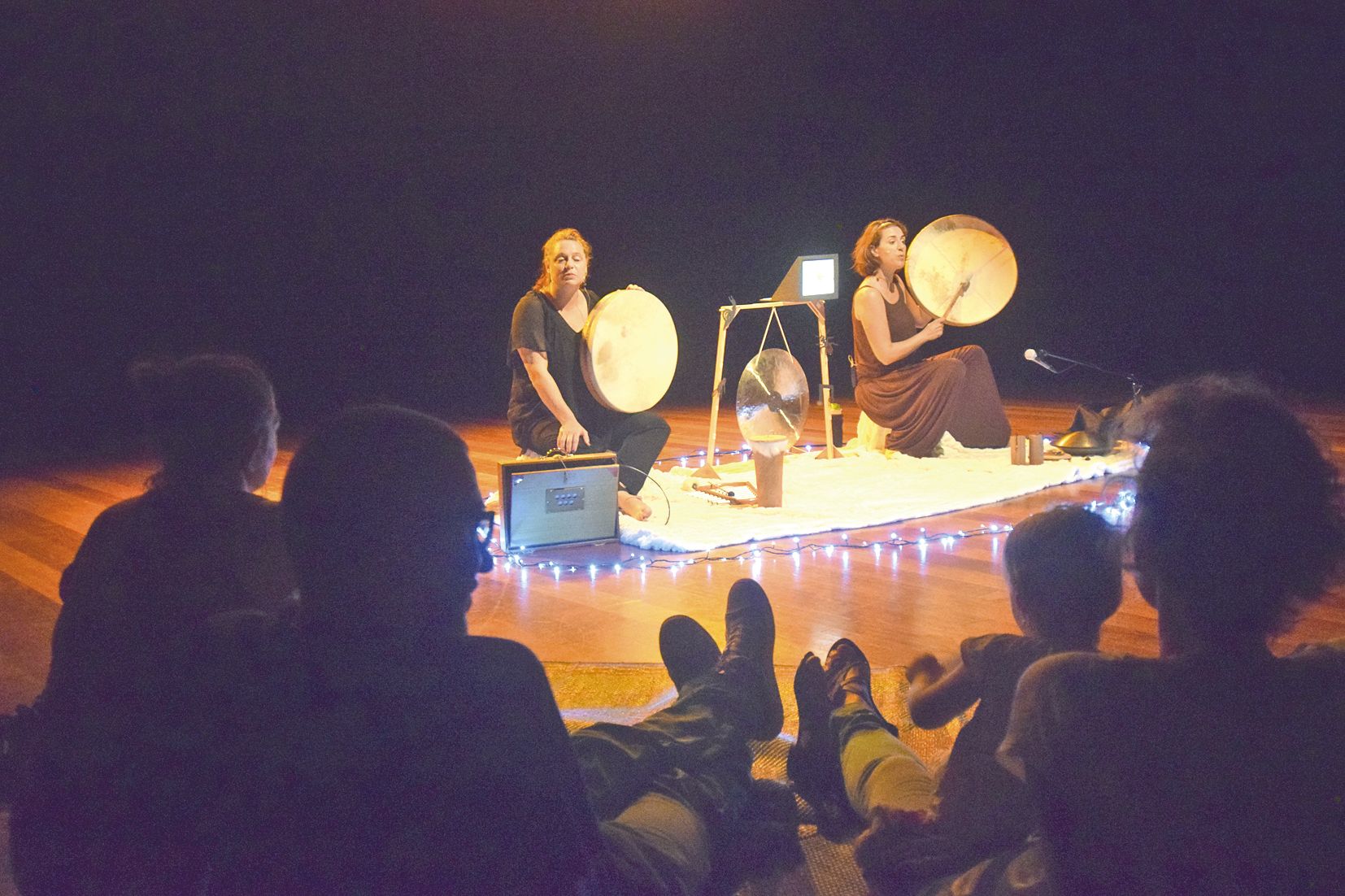 Retour au Mont-Dore, où la compagnie Mik-Mak a présenté un spectacle musical enchanteur pour les tout petits, Un voyage sonore, samedi au petit théâtre de Boulari. À l’aide notamment de carillons, d’un tubalophone, d’un tambour chamanique, d’un gong et d’