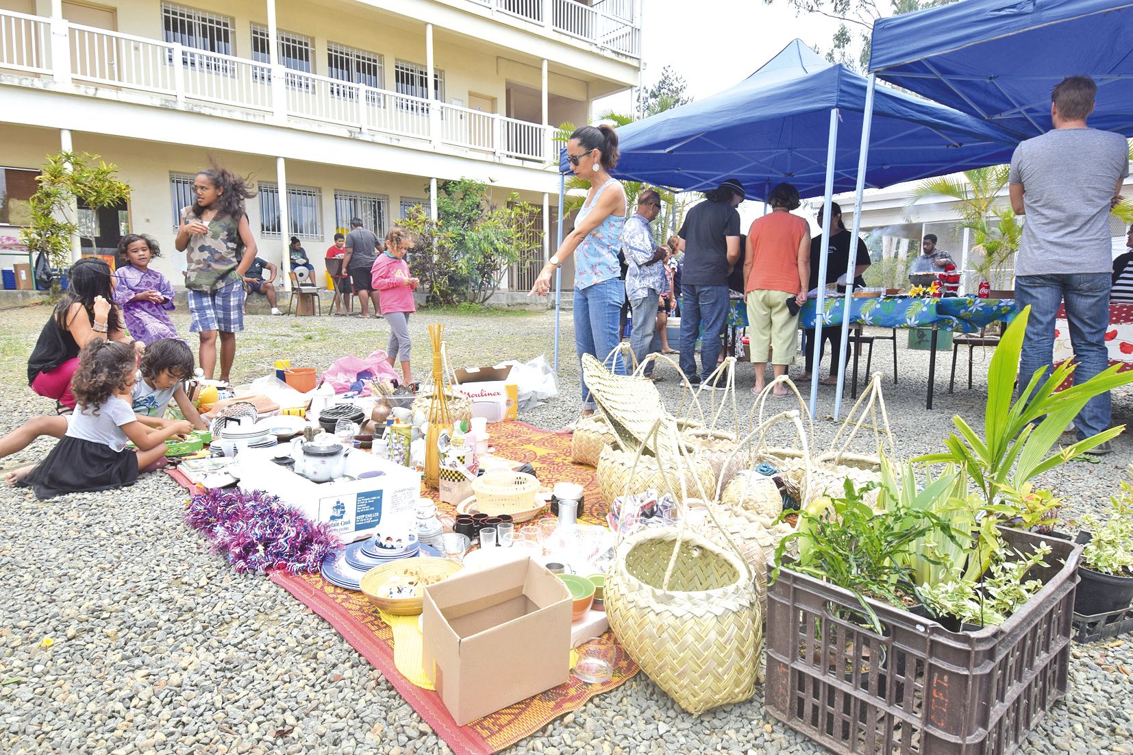 À Païta, l’APE du lycée Anova organisait sa kermesse, samedi. Outre le loto et les tournois de football, un petit vide-greniers et une vente de brochettes se sont tenus dans un but un peu particulier : récolter des fonds pour le voyage l’an prochain d’une