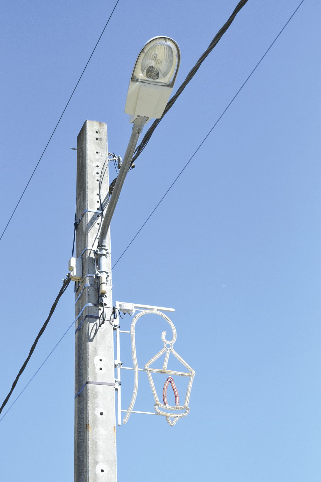 Dumbéa. Un petit lampadaire coloré a poussé sous le gros candélabre en béton sur la RT1, sous la mairie du nord.