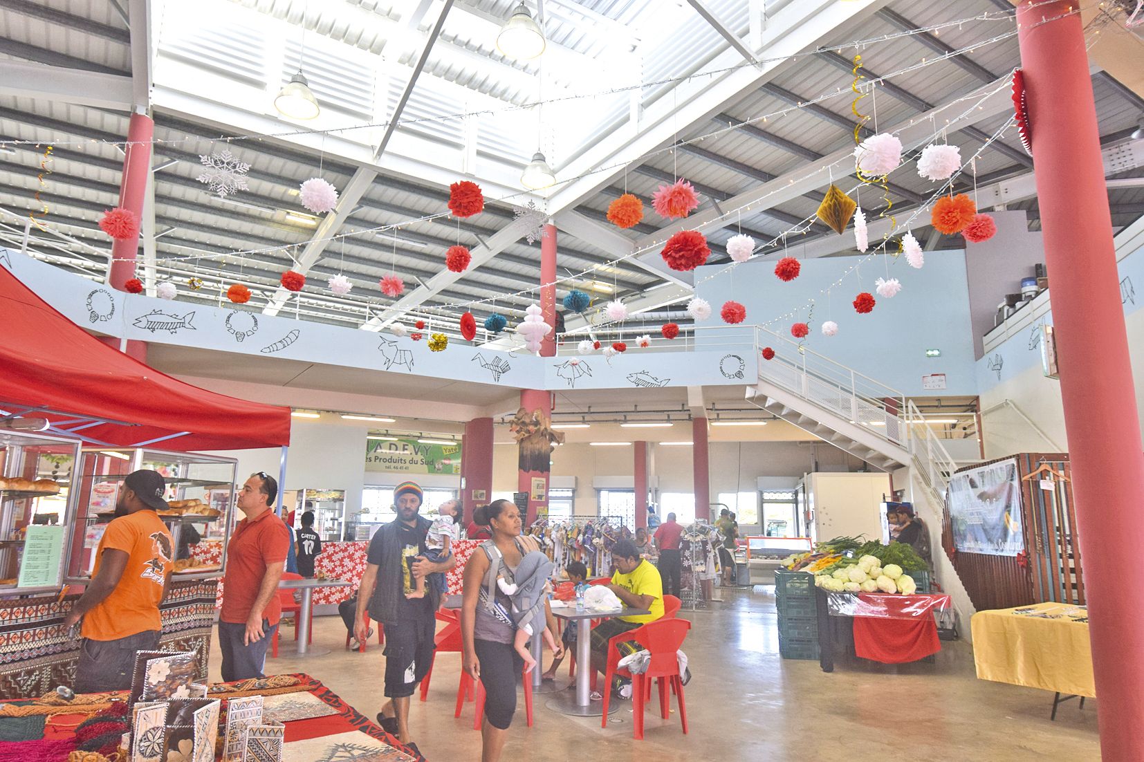 Au Mont-Dore, le marché municipal de Boulari s’est paré des couleurs de Noël depuis le début du mois. Certains stands ont suivi le pas, comme celui de Mareva. Entre ses bouquets de fleurs, une banderole accueille les clients avec un « Joyeux Noël ! »