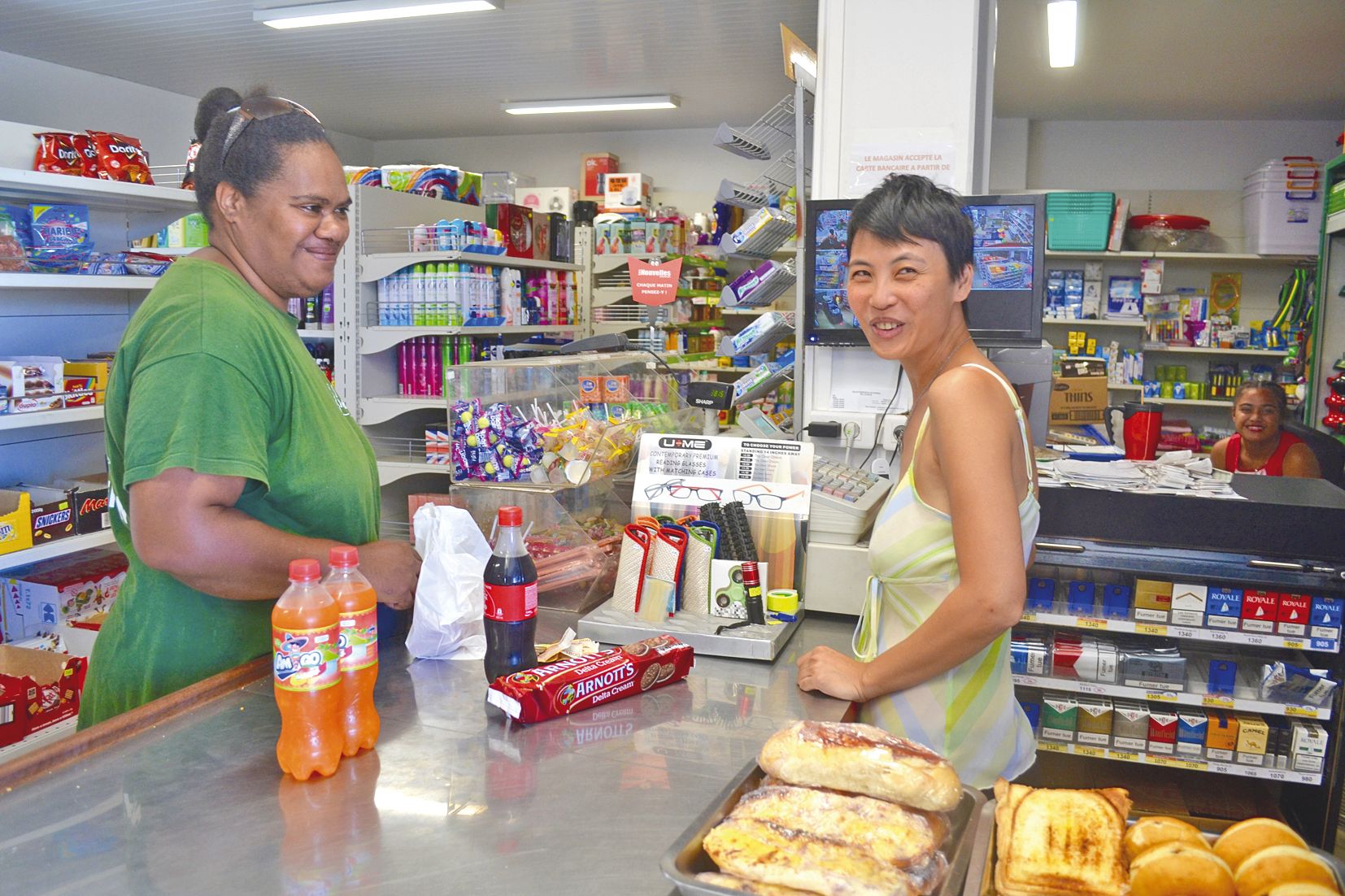 L’ouverture prévue de l’hypermarché Géant n’effraie pas Véronique, la gérante de l’alimentation voisine : « Je pense qu’il y en a besoin. Chez moi, les gens viennent pour les petites courses. »