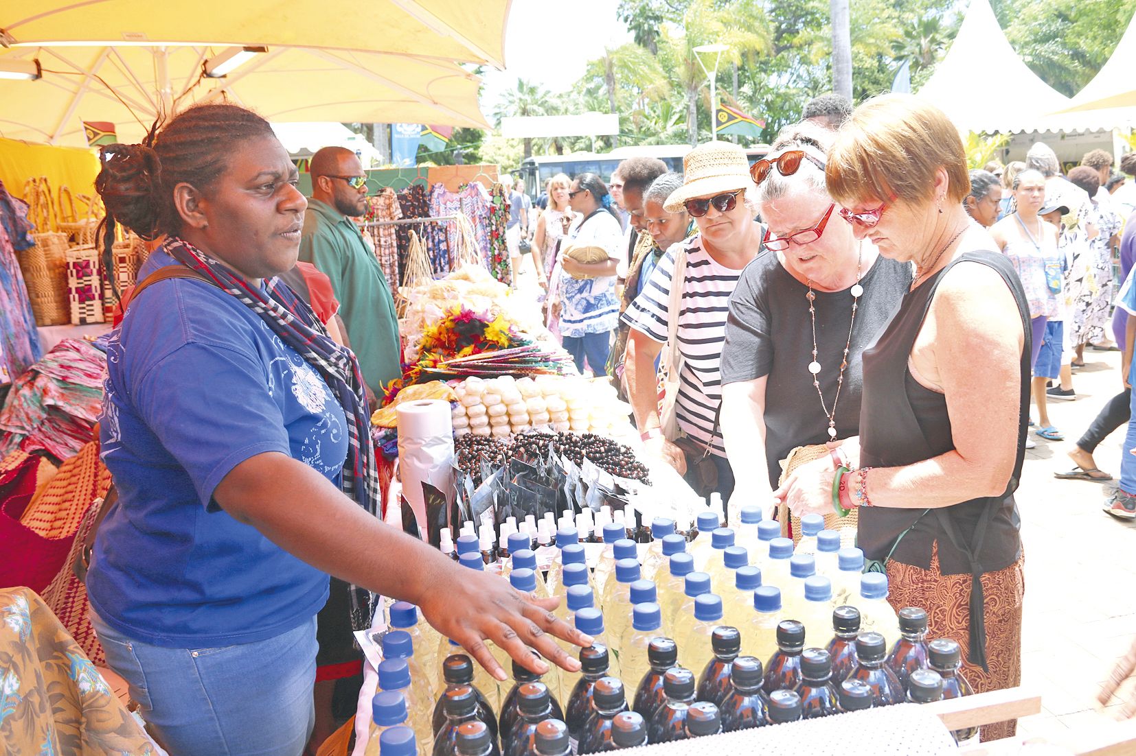 Les produits faits maison ont séduit les Calédoniens et les touristes, notamment l’huile de coco et de tamanu, mais aussi le chocolat local, issu du cacao de Santo, d’Ambrym ou de Malakula, et récemment primé en Nouvelle-Zélande.