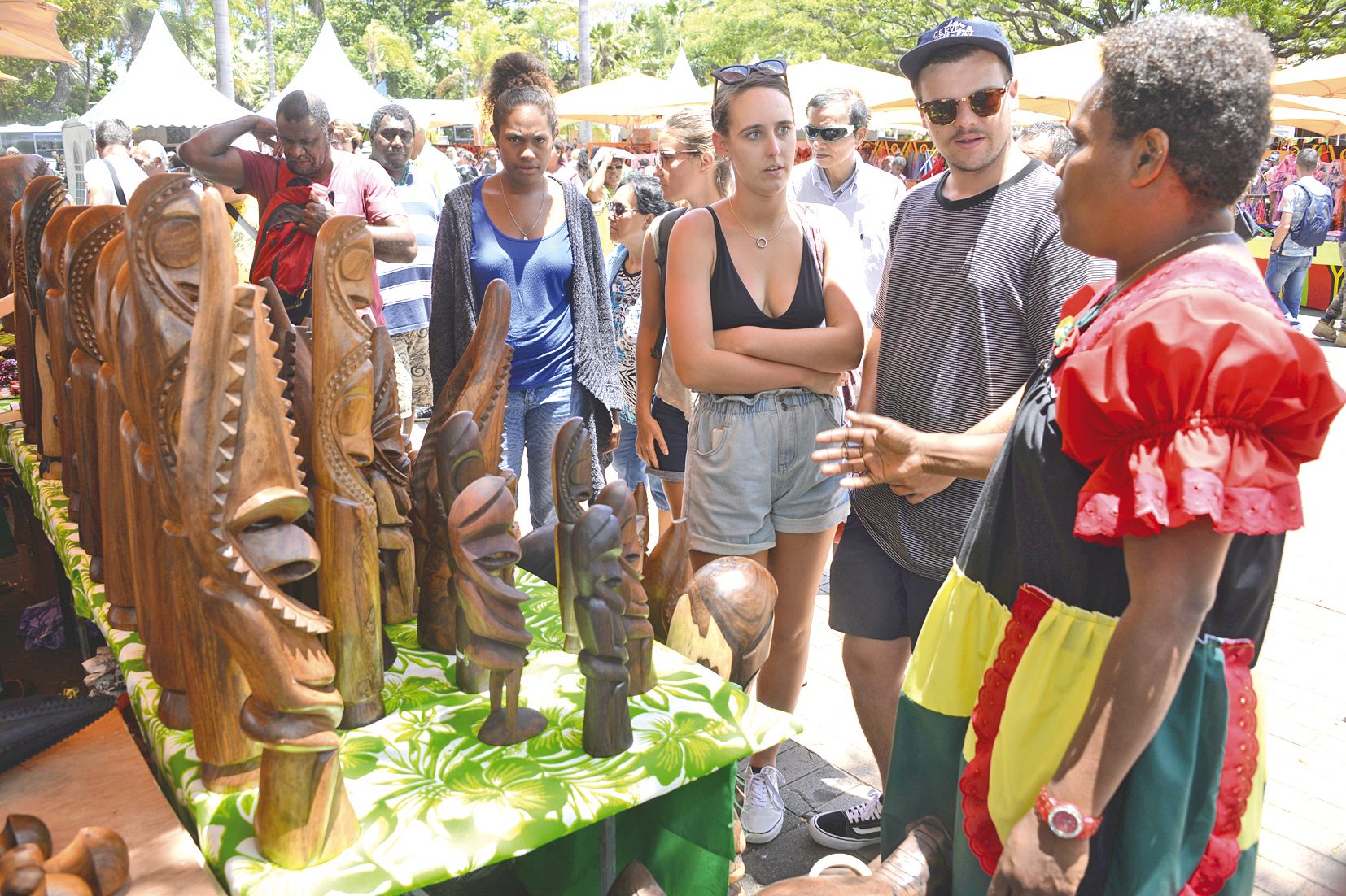 Le plus impressionnant reste bien évidemment les sculptures. Et les 48 exposants venus du Vanuatu n’ont pas lésiné sur les moyens. Les amateurs ont le choix, à partir de 5 000 francs pour les petites et jusqu’à 45 000 francs pour les grands modèles en boi