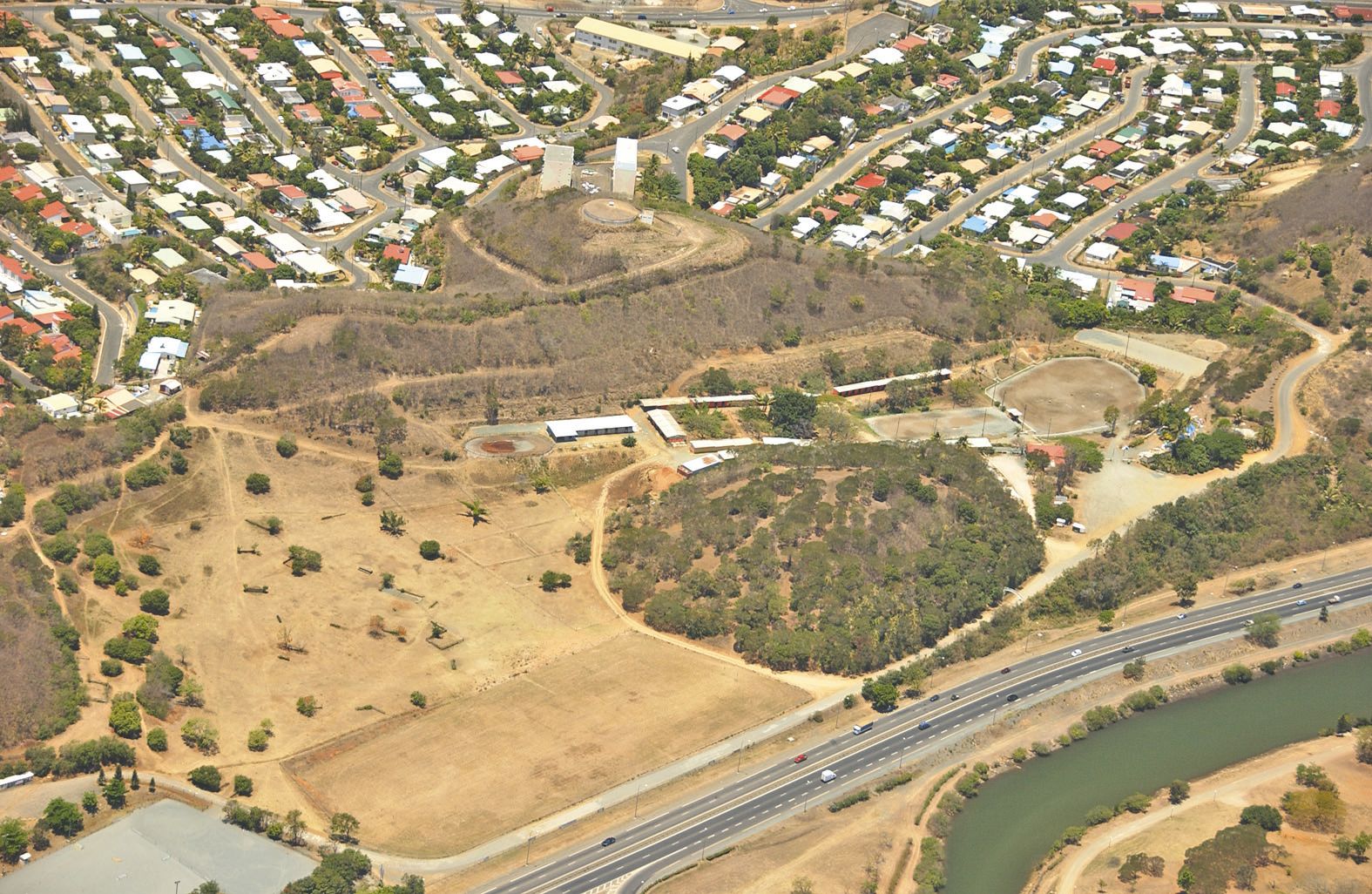 La construction de l’échangeur de Ko We Kara (ou de l’Etrier), en 2013, a obligé le club, établi sur un foncier municipal de 12 hectares, à se séparer de son terrain de polo  et à se réorganiser. Cette photo a été prise en 2009 par le père d’un des membre