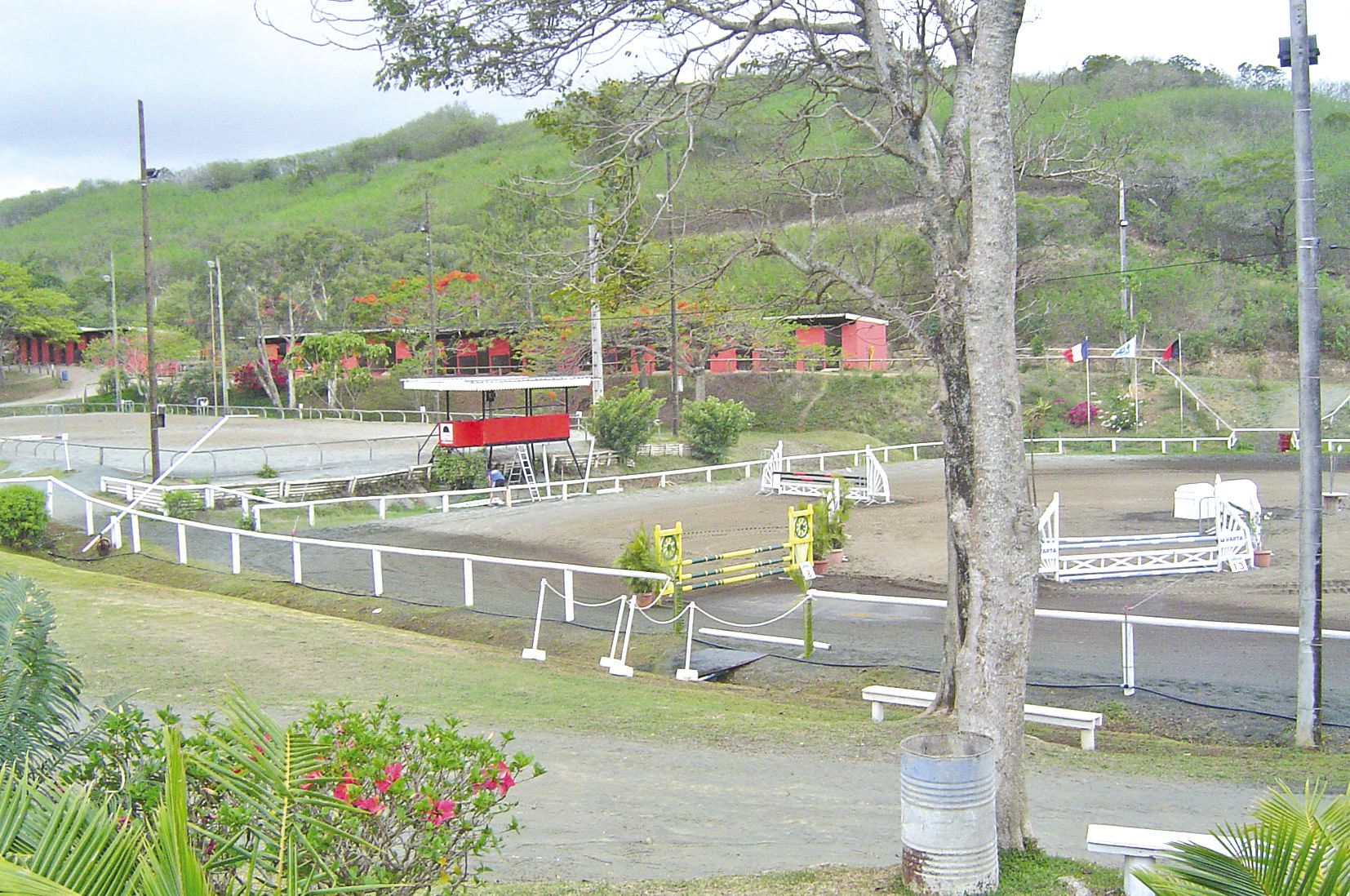 L’Etrier possède un grand terrain afin de recevoir les concours, et son prix. En 2007, le stand du jury se trouvait toujours en bout de carrière. Il a depuis été déplacé et agrandi.